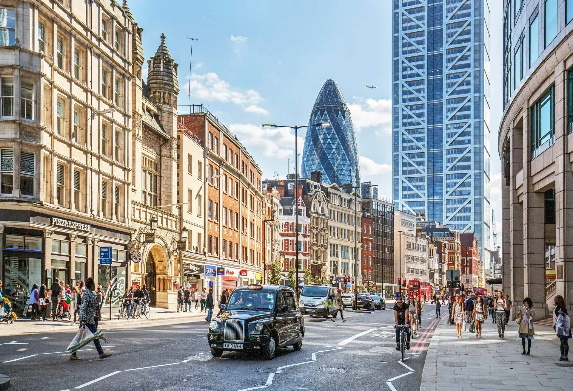 DEST_UK_ENG_LONDON_CITY-OF-LONDON_BISHOPSGATE-STREET_GettyImages-488473606