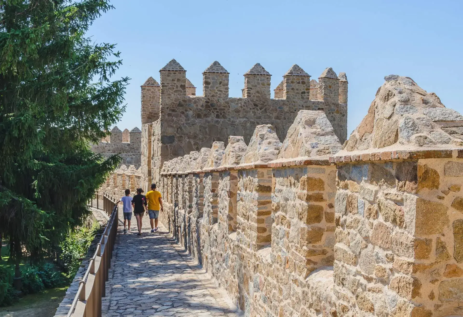DEST_SPAIN_AVILA_CASTLE_UNESCO_shutterstock_293460605