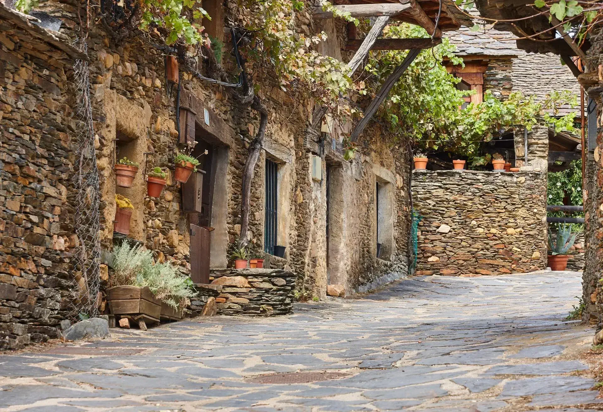 DEST_SPAIN_GUADALAJARA_BLACK_VILLAGES_GettyImages-1281026792