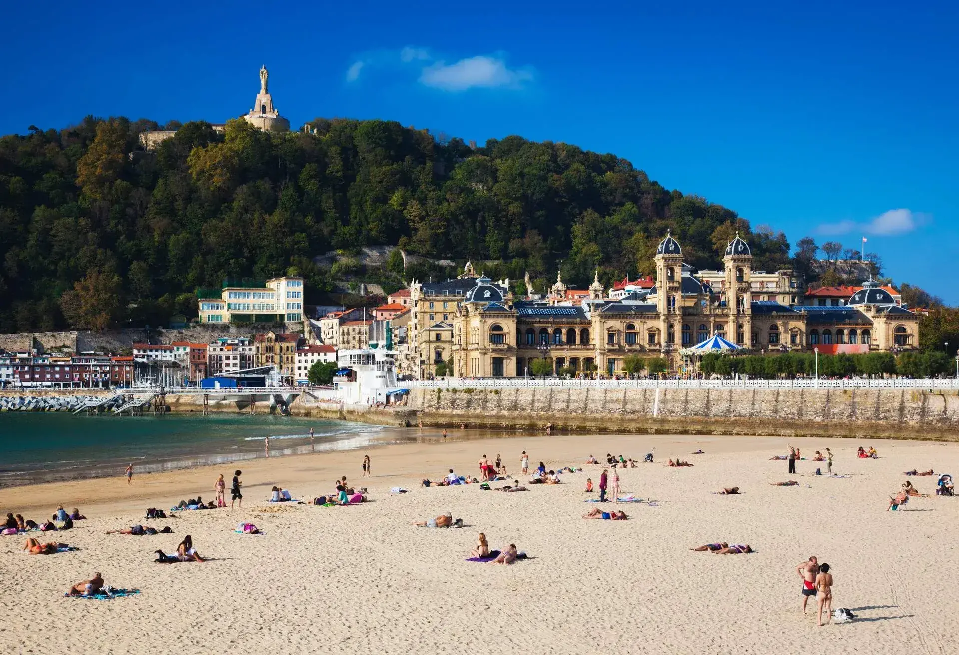 Spain, Basque Country Region, Guipuzcoa Province, San Sebastian, waterfront and Playa de la Concha beach