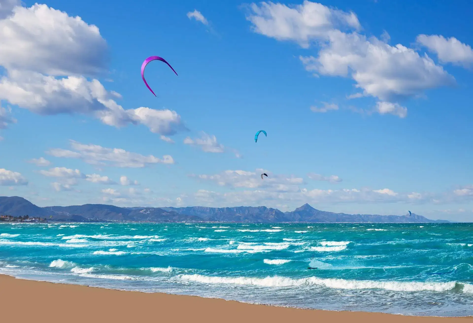 DEST_SPAIN_VALENCIA_DENIA_OLIVA_GANDIA_THEME_BEACH_KITE SURFING_GettyImages-533516801
