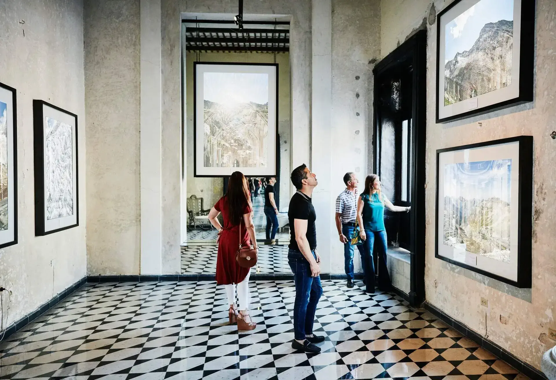 THEME_PEOPLE_MUSEUM_ART_GettyImages-1176608428