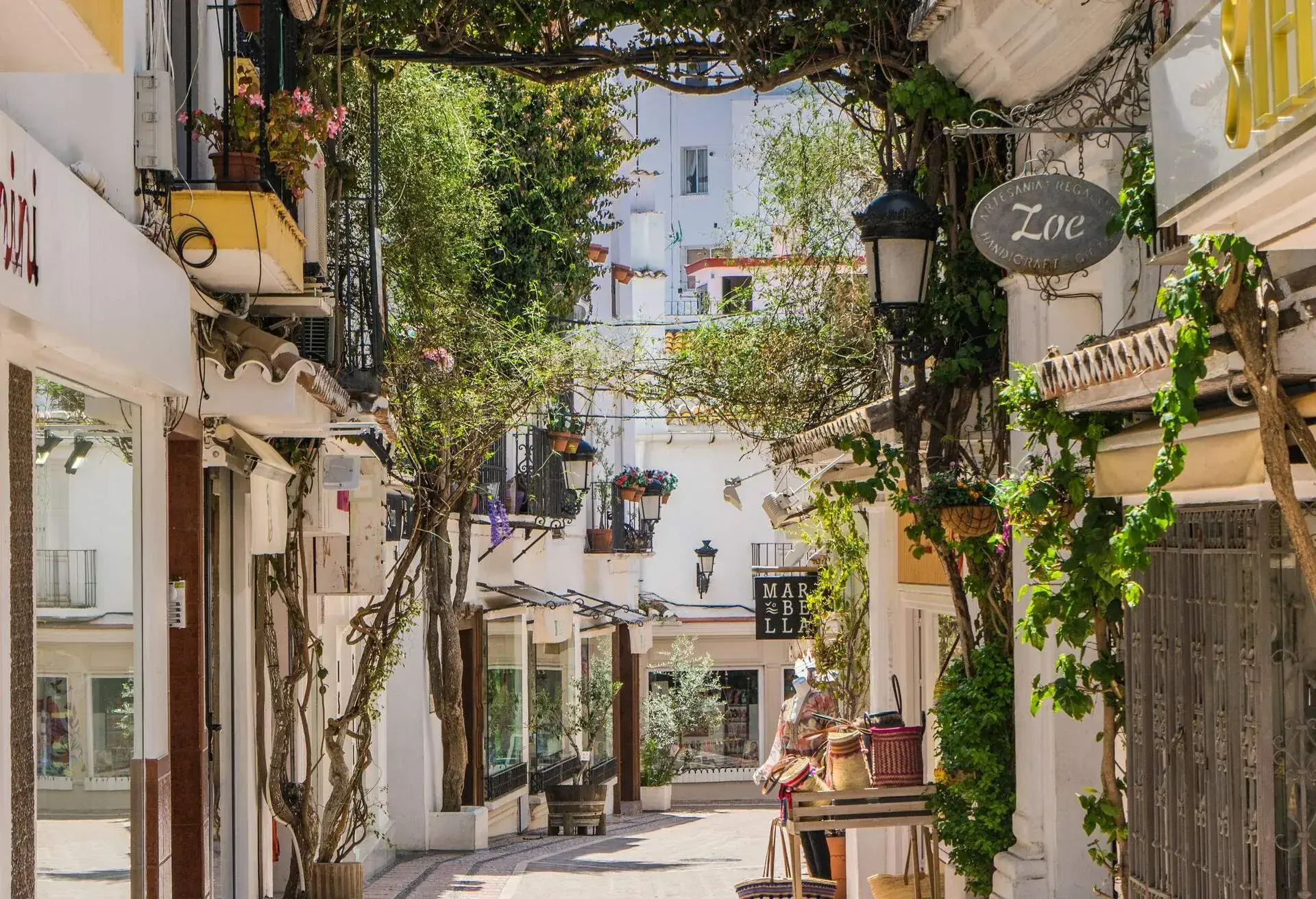 DEST_SPAIN_MALAGA_ANDALUSIA_MARBELLA_ALLEY_OLD-TOWN_GettyImages-1018477850_Universal