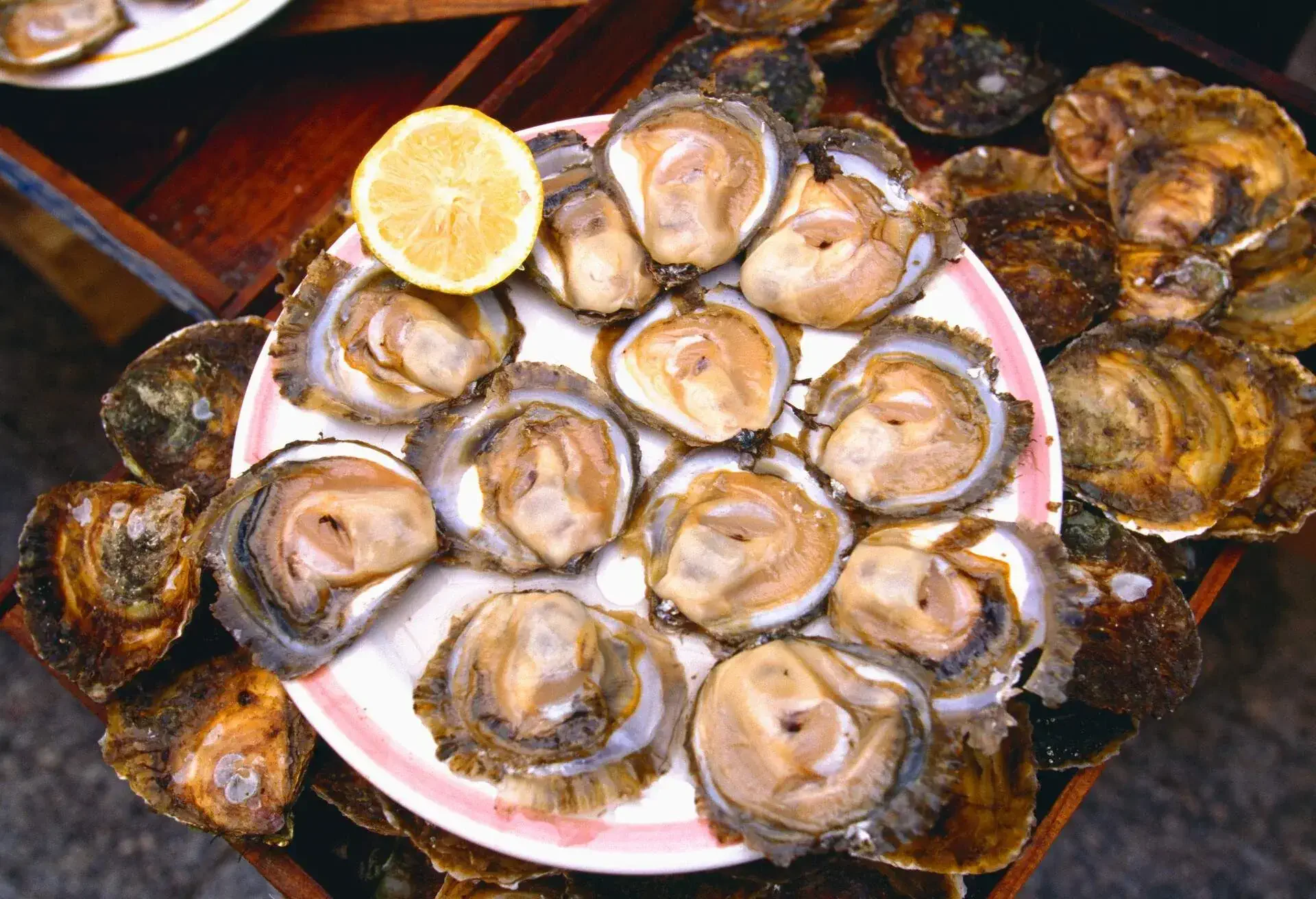 DEST_SPAIN_VIGO_THEME_FOOD_SEAFOOD_OYSTERS_GettyImages-541349698