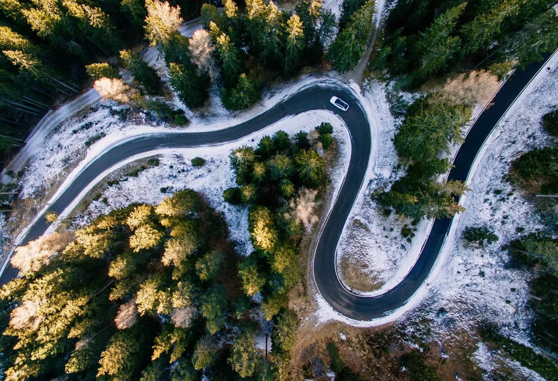 DEST_ITALY_DOLOMITES_THEME_CAR_ROAD_DRIVING_AERIAL_SNOW-shutterstock-portfolio_759244915