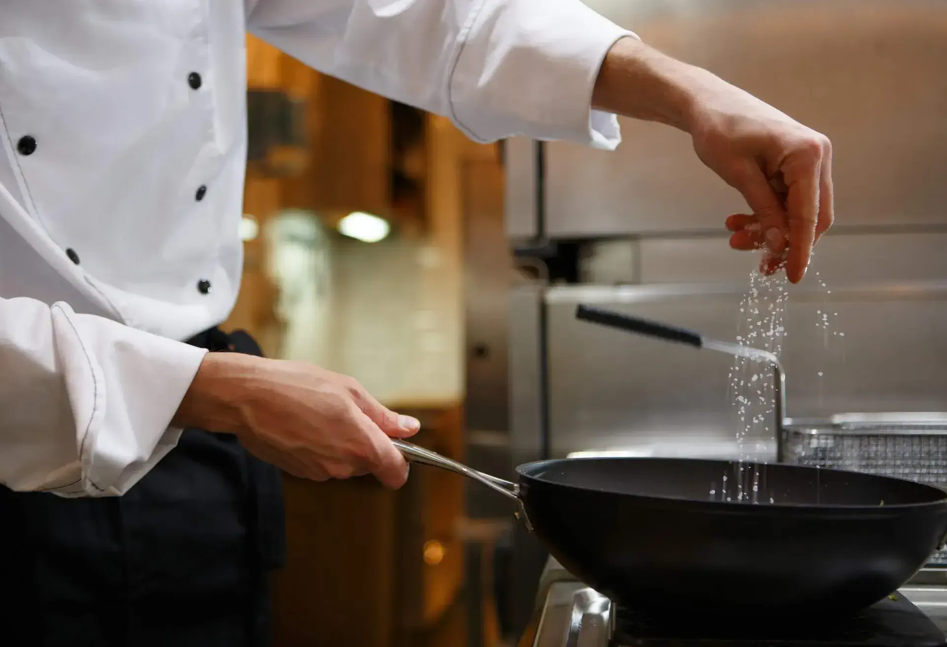 THEME_PEOPLE_CHEF-PREPARING-FOOD_shutterstock-portfolio_230067286