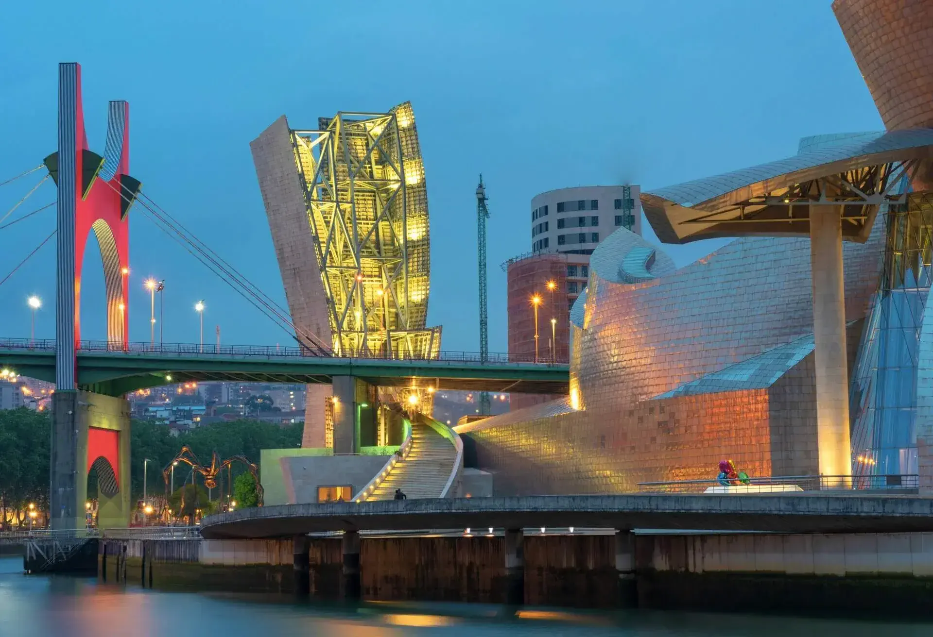 dest_spain_bilbao_la-salve_museo-guggenheim-bilbao_gettyimages-983493866_universal_within-usage-period_42672-1