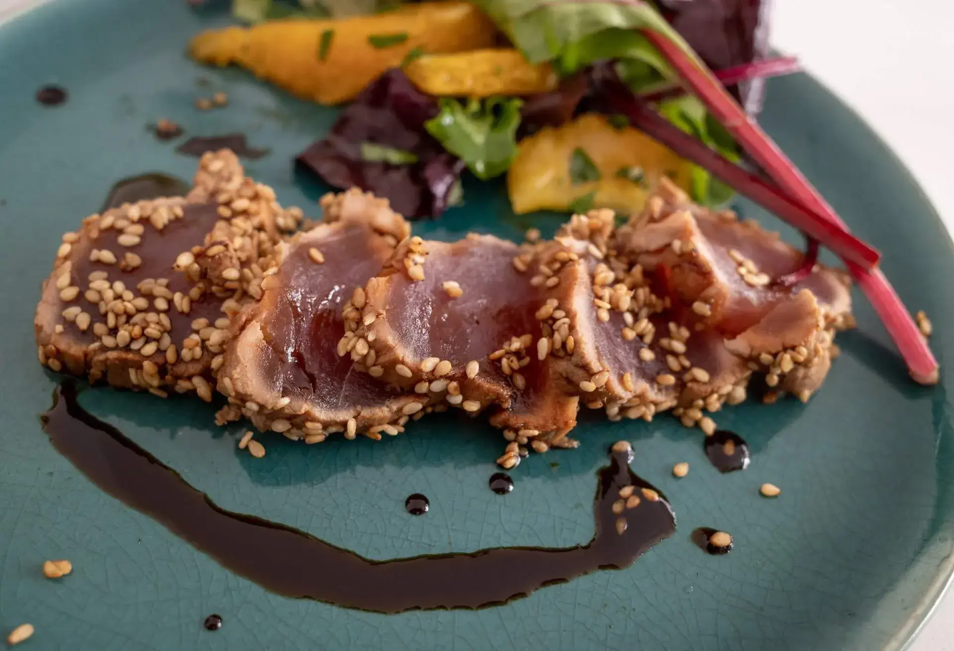 THEME_FOOD_JAPANESE_TUNA_TATAKI_GettyImages-1393197632