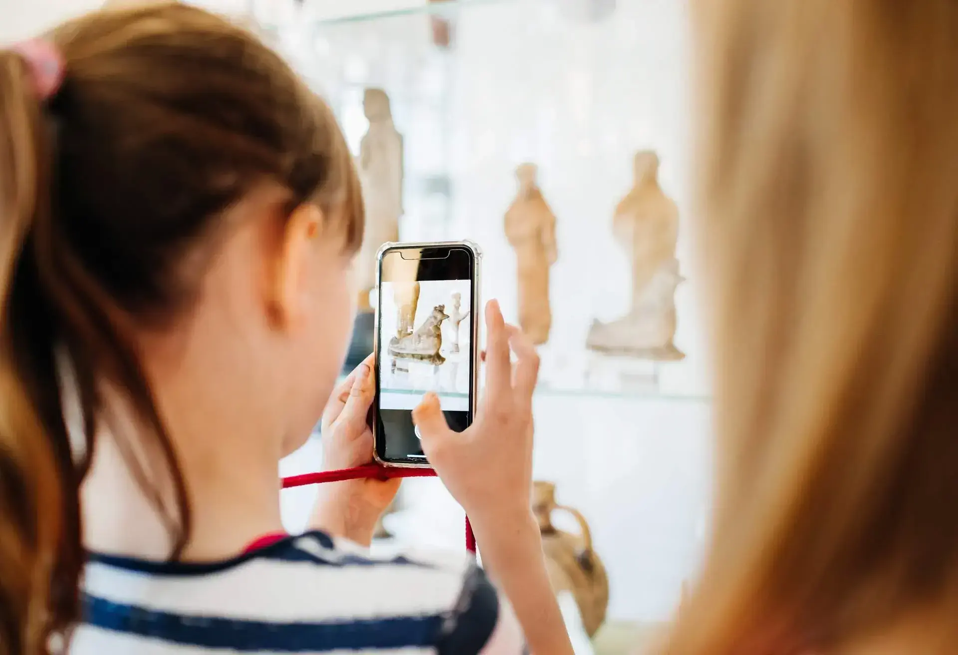 THEME_MUSEUM_PEOPLE_DEVICE_GettyImages-1324059283