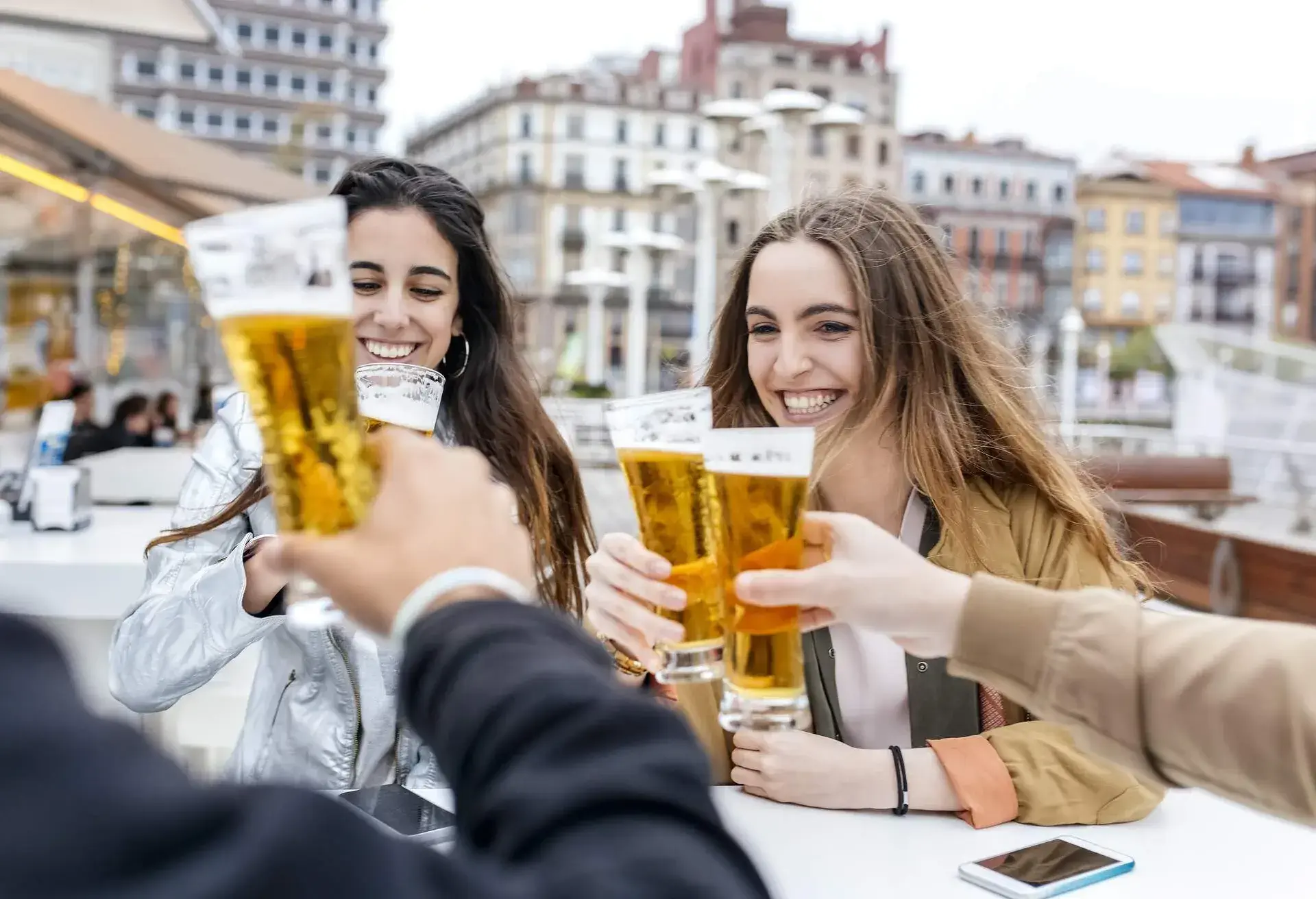 dest_spain_gijon-theme_people_friends_drinks_beer