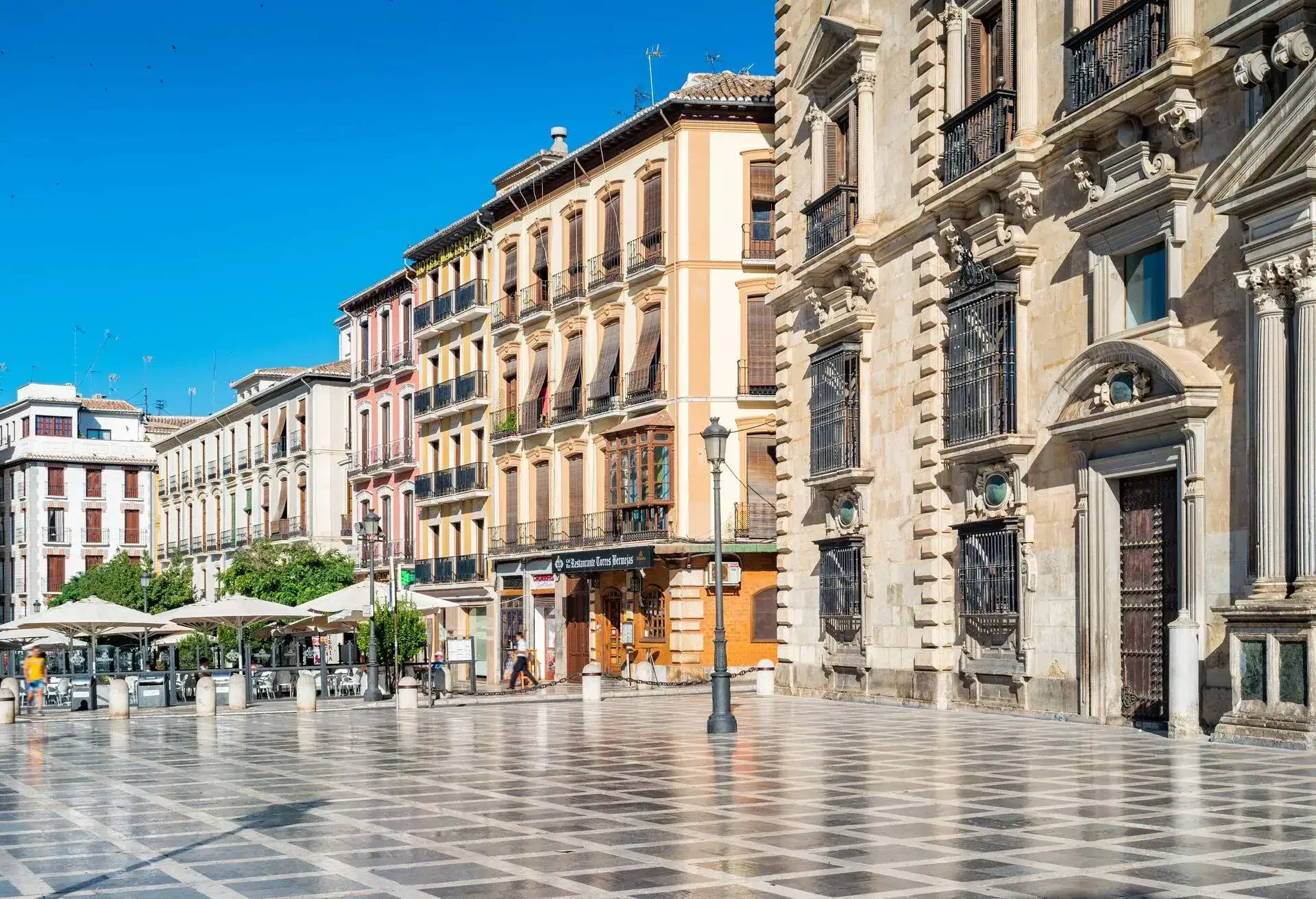 dest_spain_granada_plaza-nueva_gettyimages-1132870060_universal_within-usage-period_71056