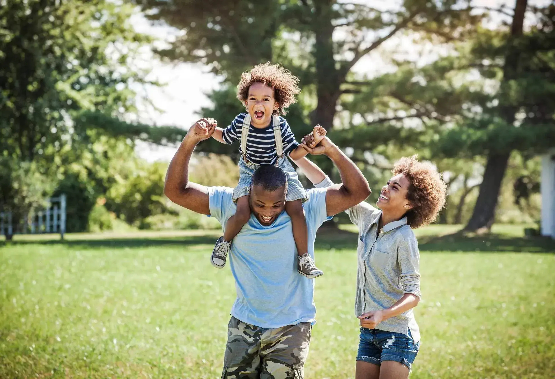 PEOPLE_PERSON_FAMILY_PARENTS_CHILD_OUTDOORS_PARK_FUN_ADVENTURE_TRAVEL