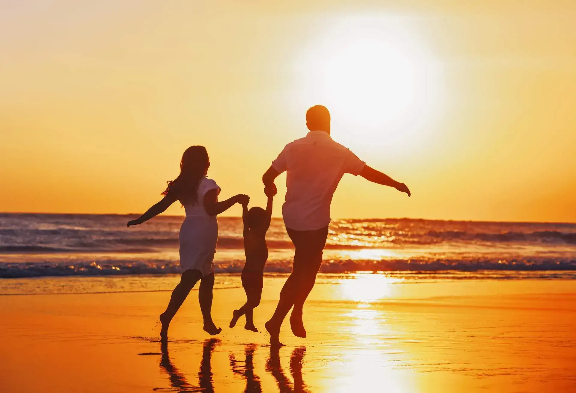 THEME_PEOPLE_FAMILY-ON-SUNSET-BEACH_GettyImages-497142294.jpg