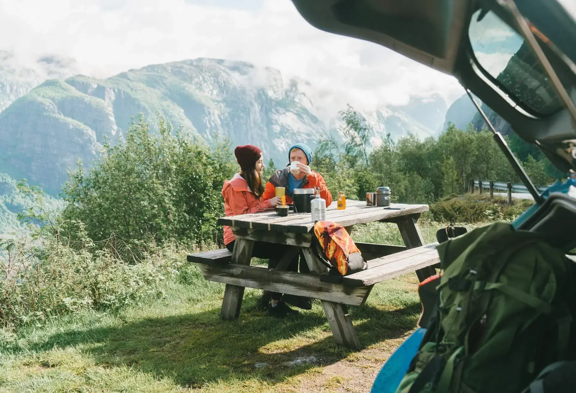 DEST_NORWAY_BERGEN_THEME_CAR_FOOD_ROADTRIP_COUPLE_SNACKS_GettyImages-698534222