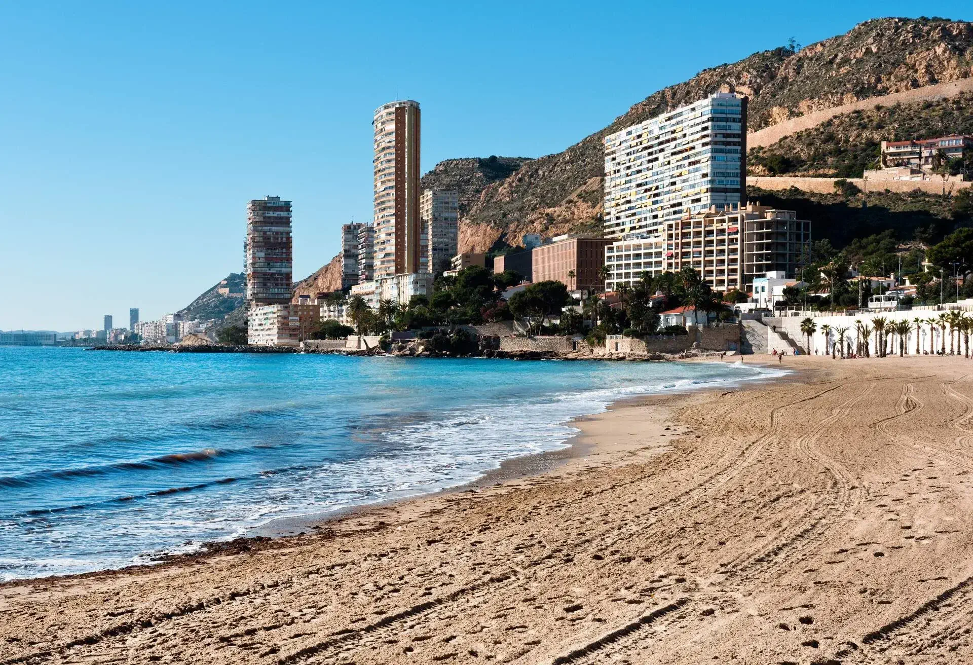 DEST_SPAIN_ALICANTE_Playa_de_la_-Albufereta_GettyImages-505117820.jpg