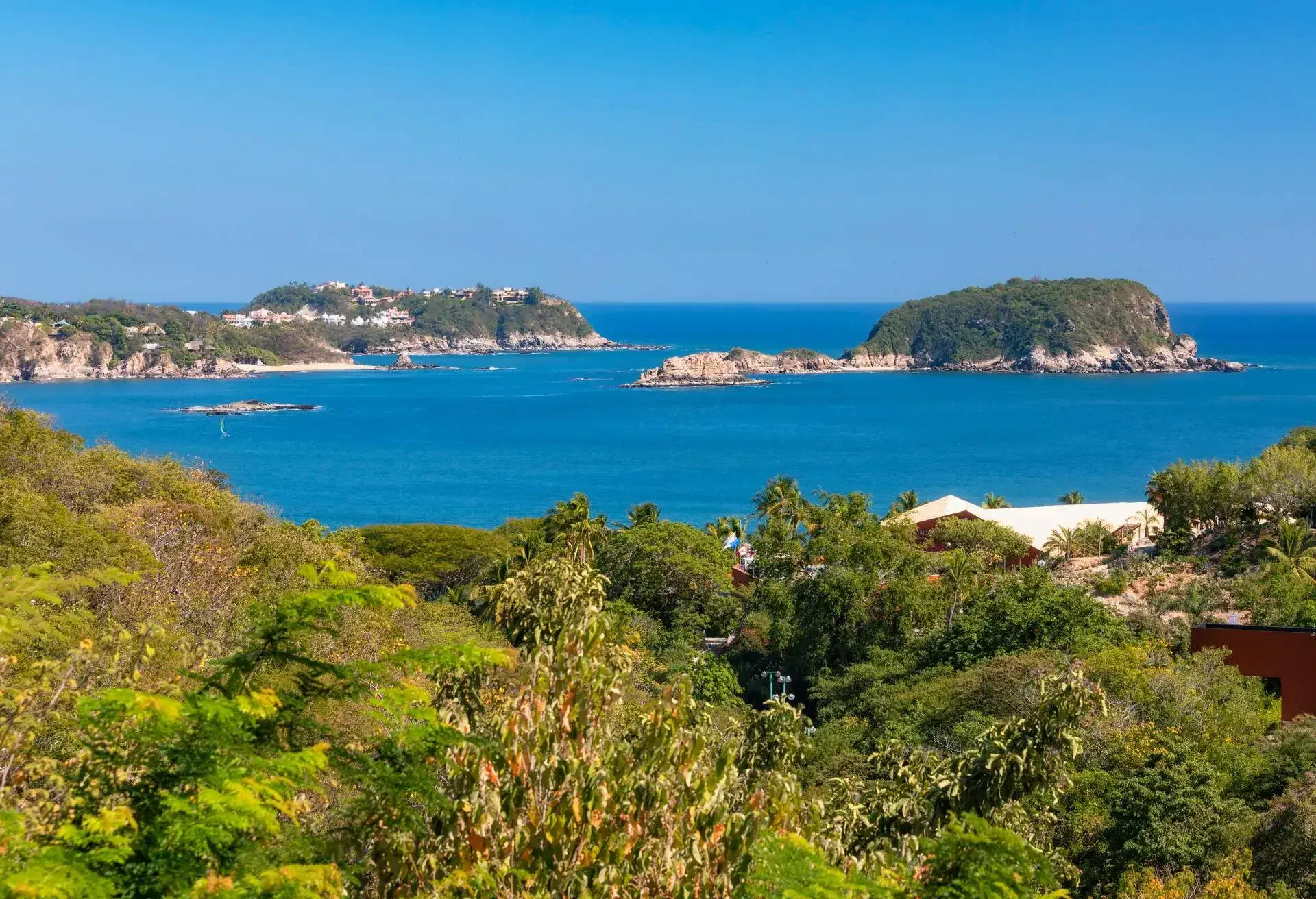 DEST_MEXICO_SANTA-MARIA-HUATULCO_BAHIA-TANGOLUNDA_GettyImages-1142088561
