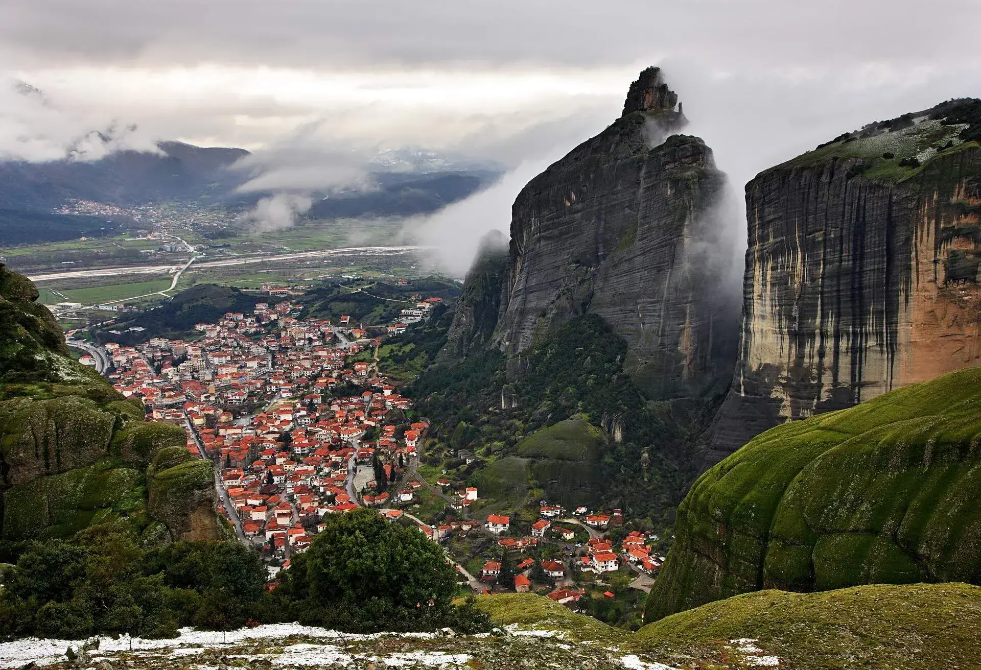 DEST_GREECE_THESSALY_KALABAKA_PART OF THE TOWN WITH HUGE ROCKS_shutterstock-portfolio_1019545150