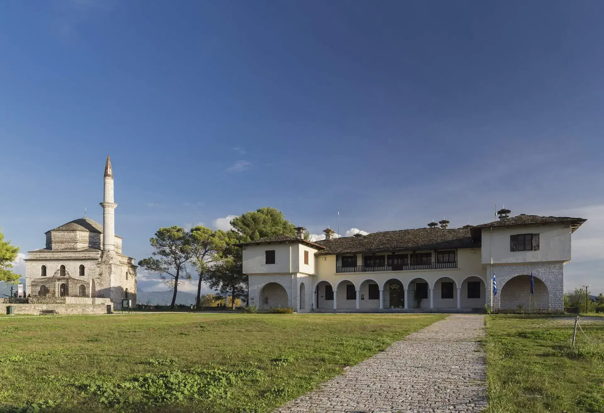 DEST_GREECE_EPIRUS_IOANNINA_BYZANTINE MUSEUM WITH FETICHE MOSQUE AT THE LEFT SIDE_shutterstock-portfolio_343800254