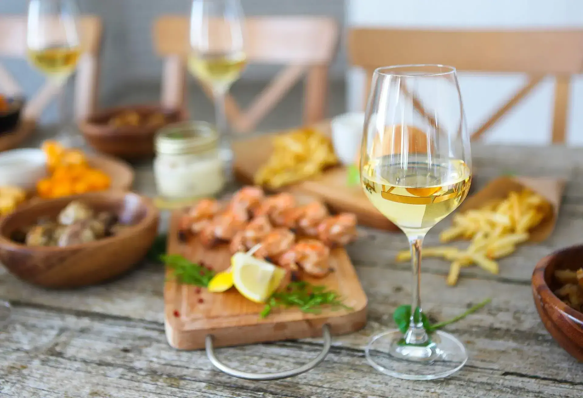 THEME_FOOD_LUNCH_WINE_OUTDOOR