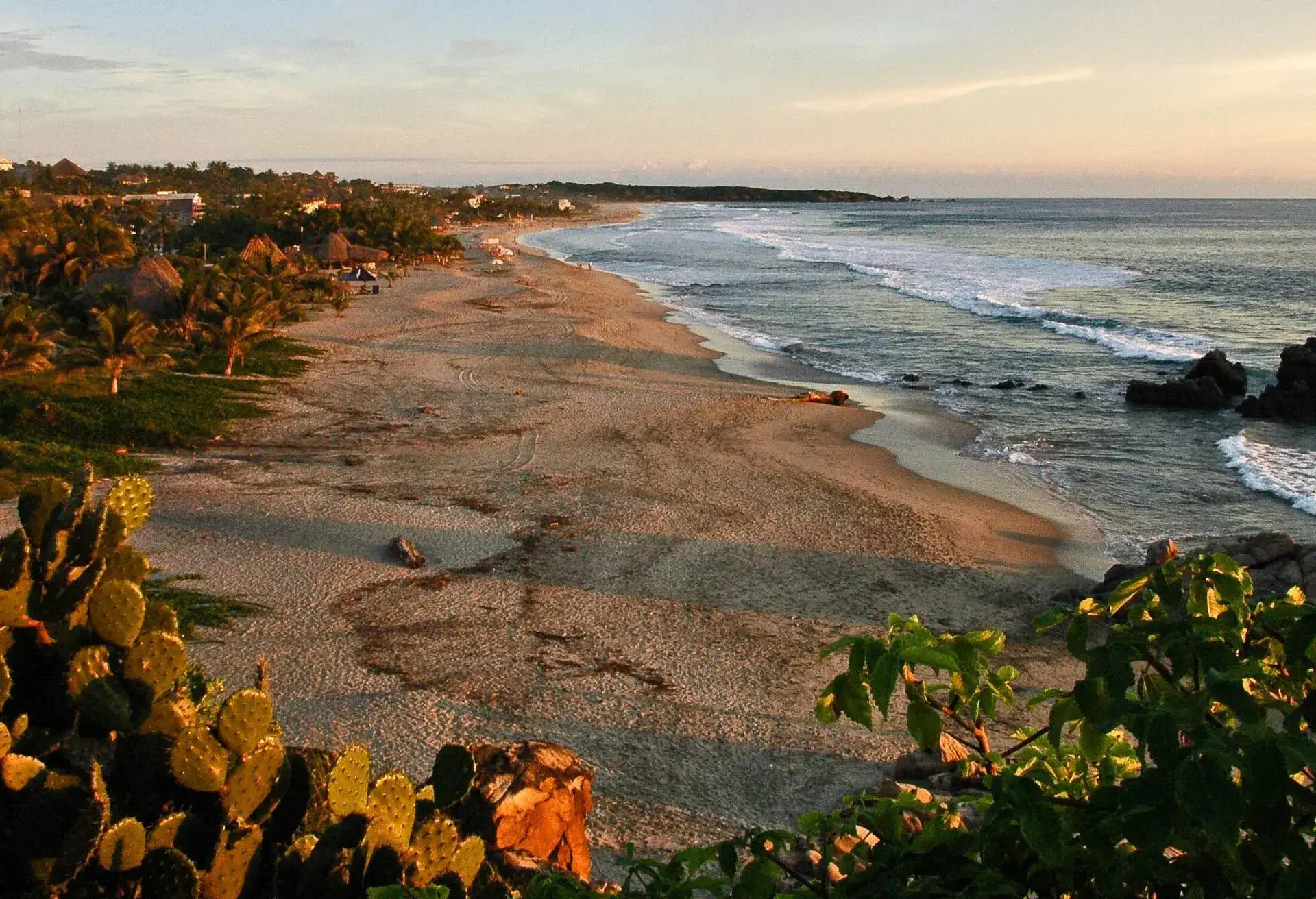 DEST_MEXICO_PUERTO-ESCONDIDO_ZICATELA-BEACH_GettyImages-1163898279