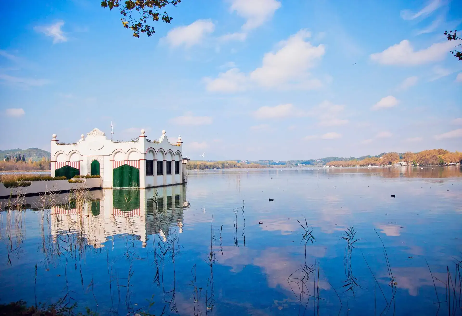 DEST_SPAIN_Banyoles-Lake_GettyImages-162293173