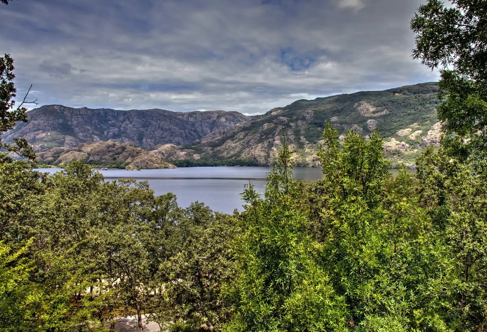 DEST_SPAIN_LAGO_DE_SANABRIA_GettyImages-1365433996
