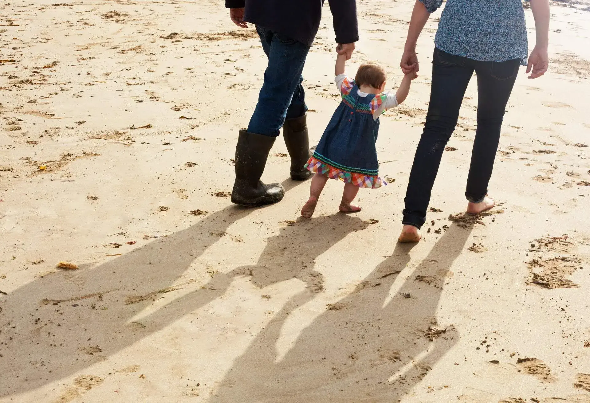 THEME_PEOPLE_COUPLE_KID_GIRL_TODDLER_BEACH_SAND_GettyImages-173807215