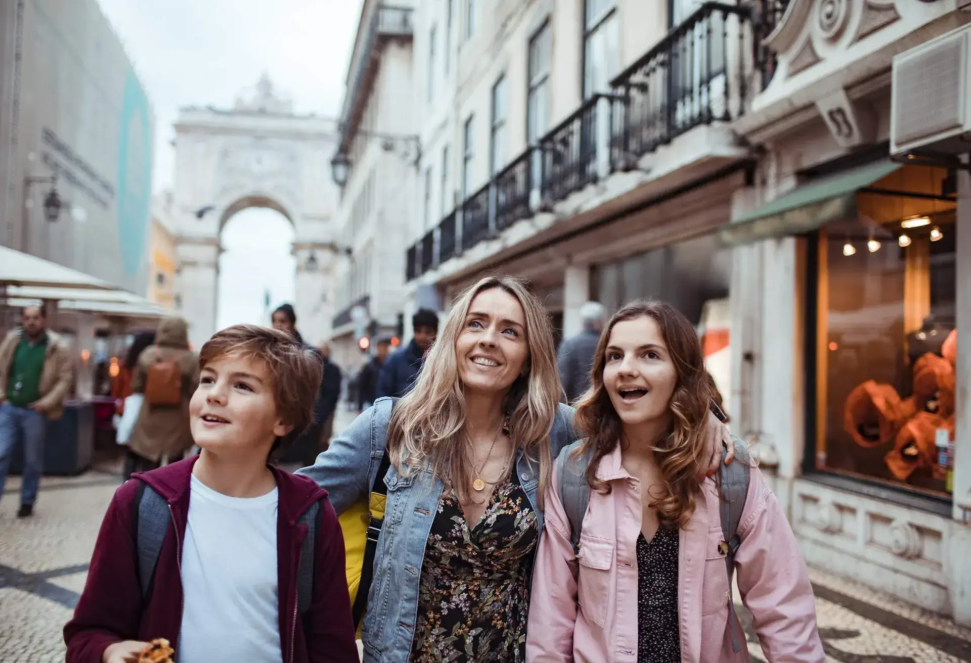 dest_portugal_lisbon_theme_family_child_gettyimages
