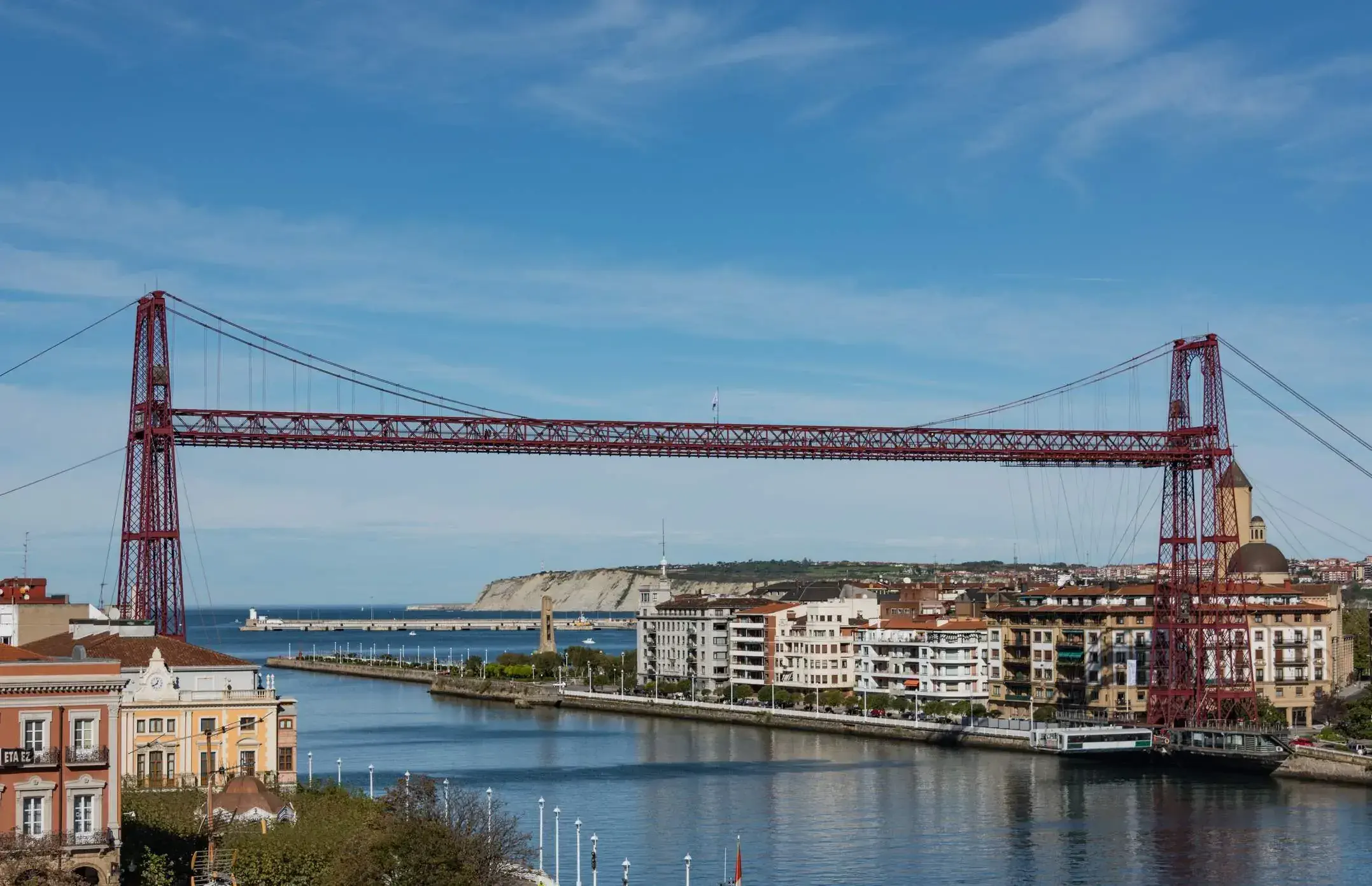 Bizkaia Bridge, Puente Colgante, Transporter bridge, Bilbao, Spain - Fotografía de stock
Bizkaia Bridge (Puente Vizcaya) also known as Puente Colgante in Bilbao is the world's oldest transporter bridge and connects Getxo and Portugalete. It was made a World Heritage site by Unesco in 2006. Bilbao, Biscay, Basque Region, Spain.