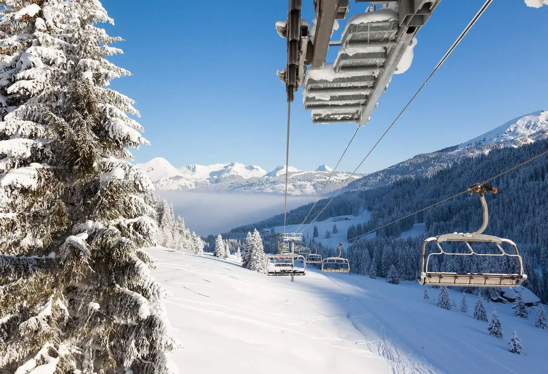 DEST_FRANCE_MORZINE_Portes du Soleil_THEME-SKIING_shutterstock_254389753.jpg