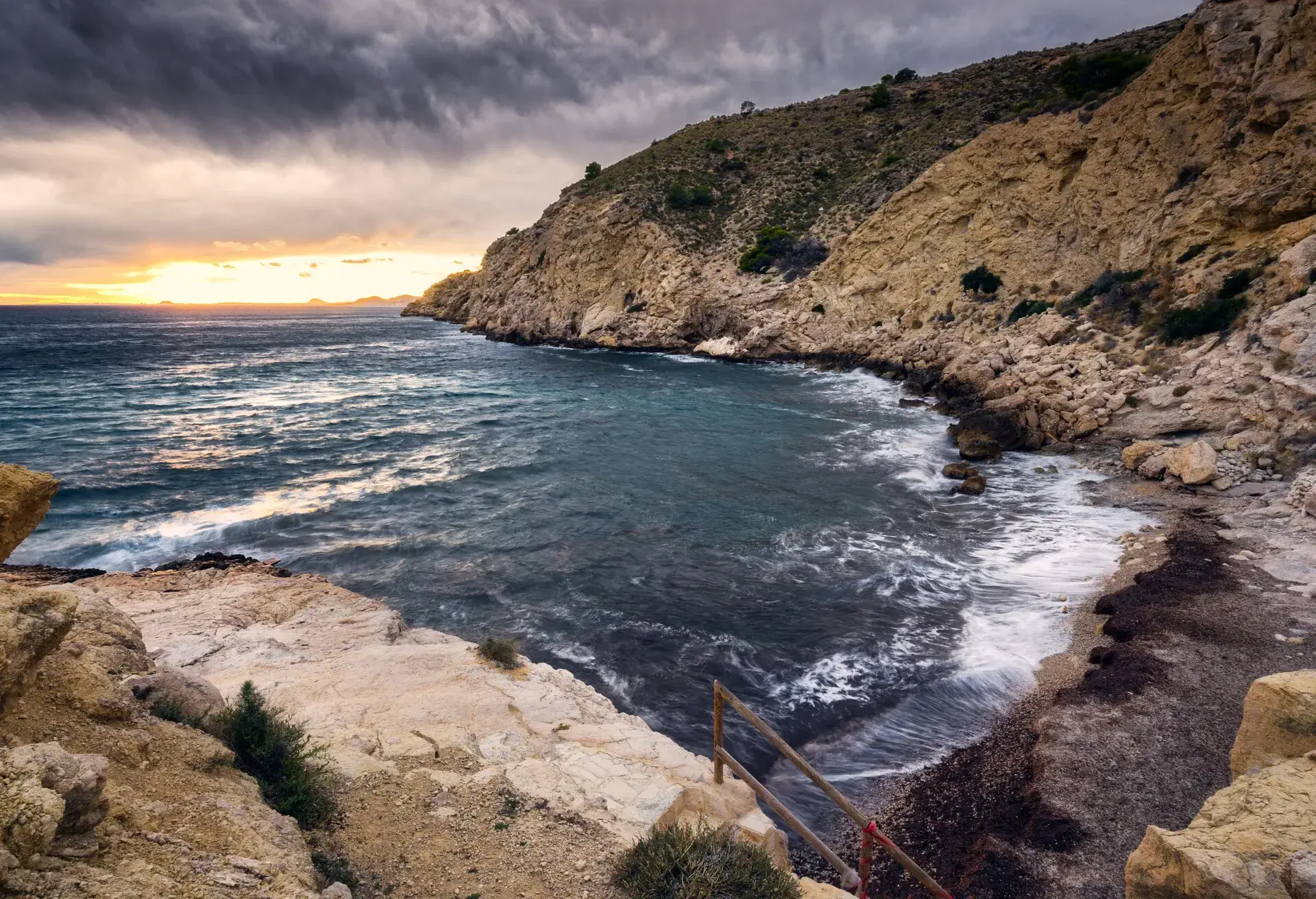 DEST_SPAIN_VILAJOyOSA_Racó_del_Conill_Cove_GettyImages-905830836