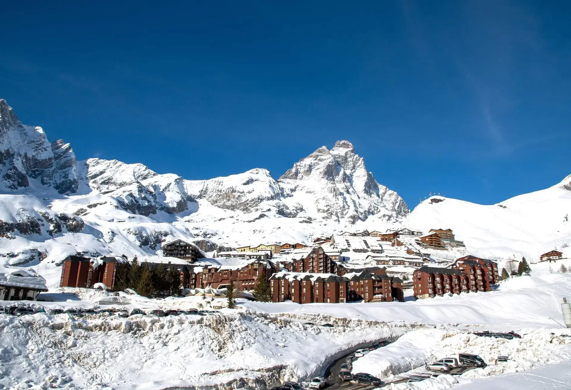 DEST_ITALY_BREUIL_CERVINIA_MONTE_CERVINO_MATTERHORN_GettyImages-962580500