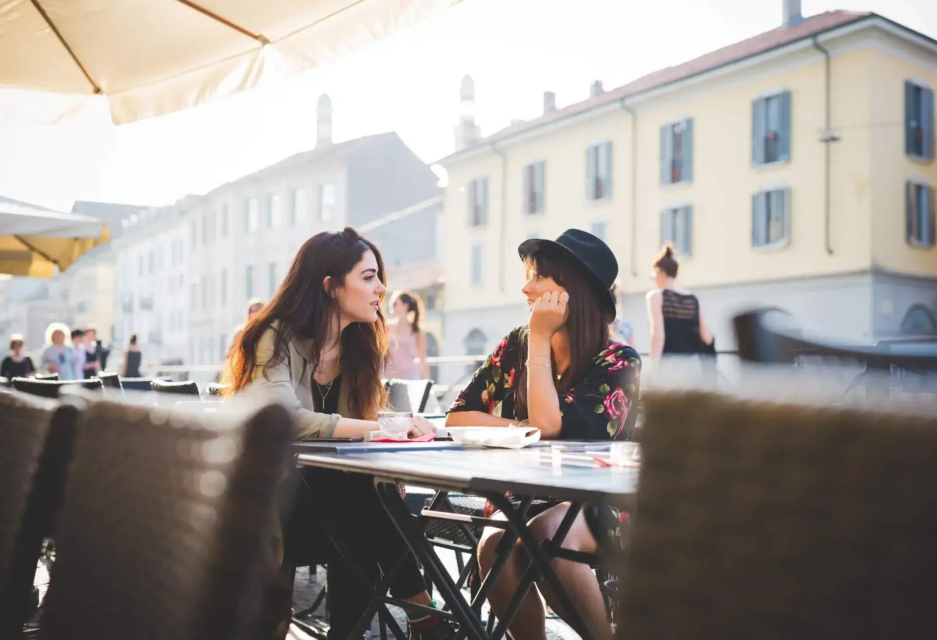 dest_italy_milan_theme_restaurant_people_gettyimages