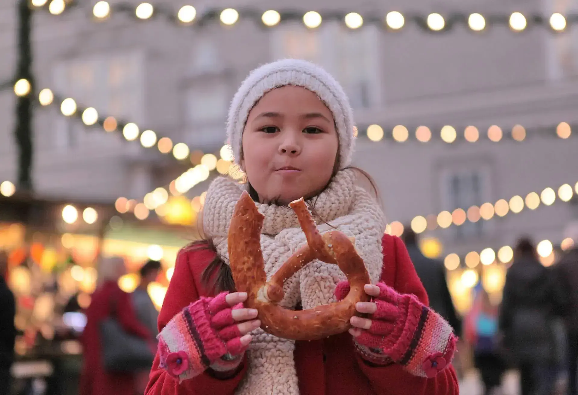 THEME_PEOPLE_KID_GIRL_CHRISTMAS_MARKET_PRETZEL_GettyImages-611528744