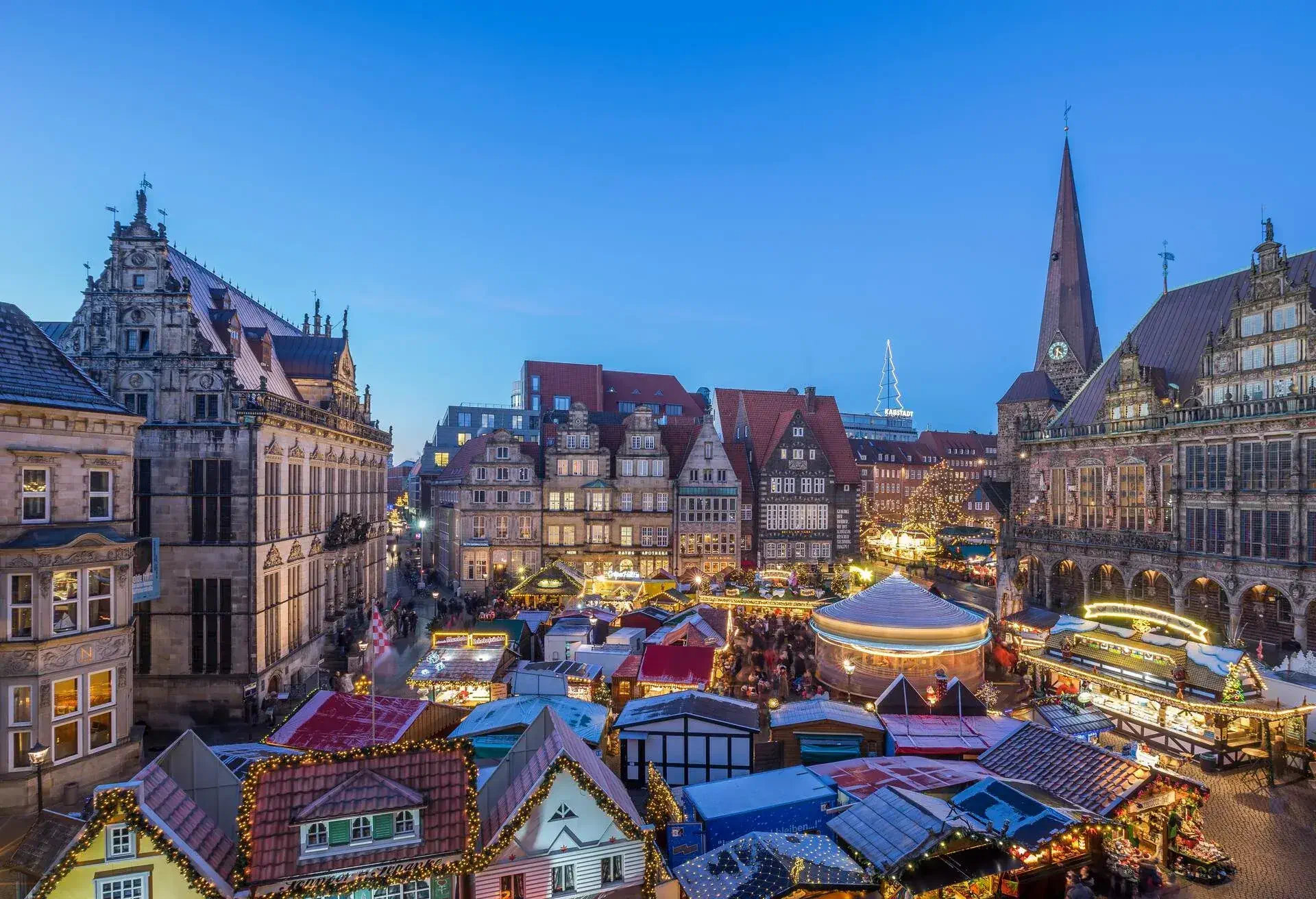 DEST_GERMANY_BREMEN_MARKET-SQUARE_CHRISTMAS-MARKET_GettyImages-717170797