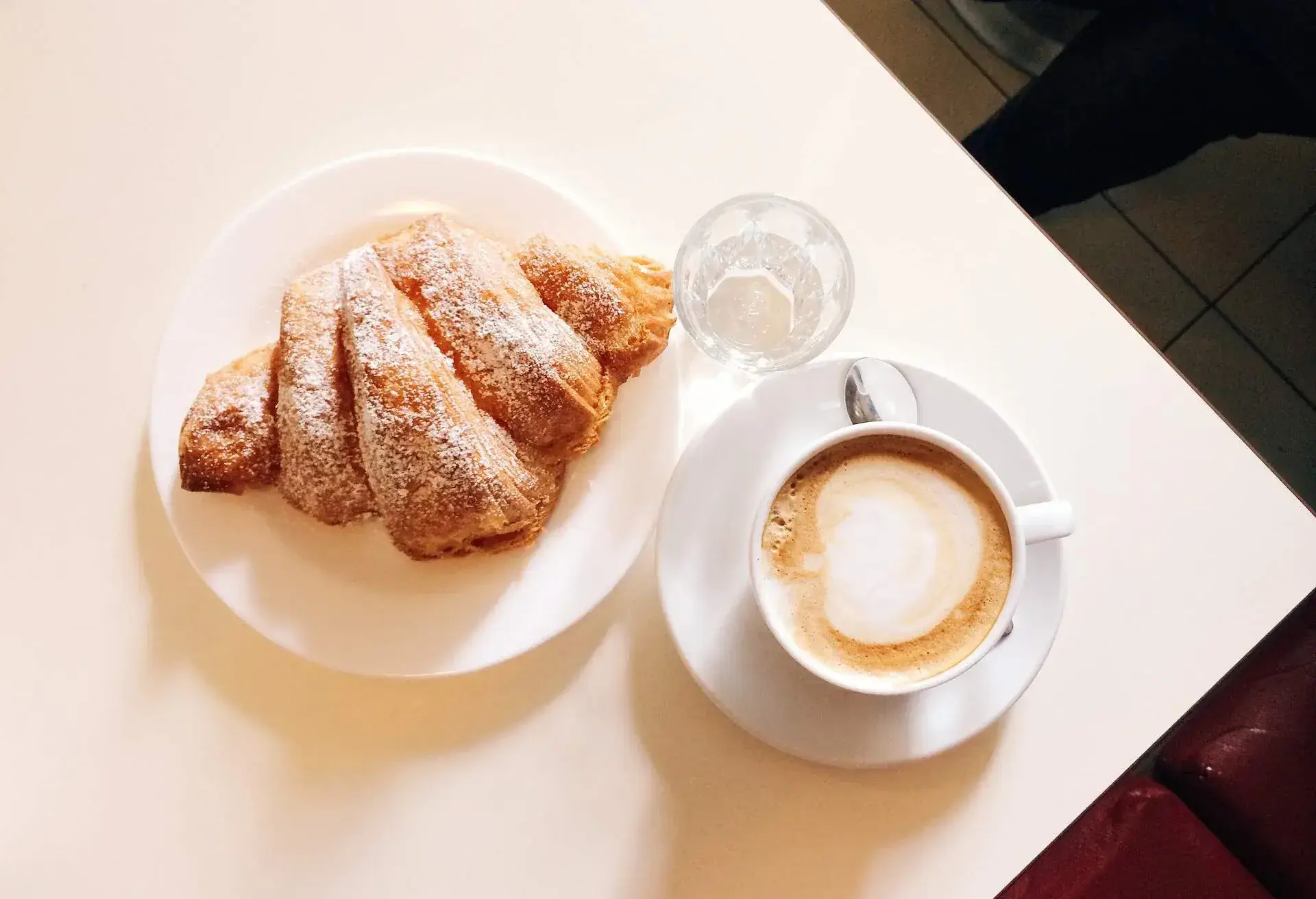 THEME_FOOD_ITALIAN_BREAKFAST_CORNETTO_CAPPUCCINO_GettyImages-1150766330