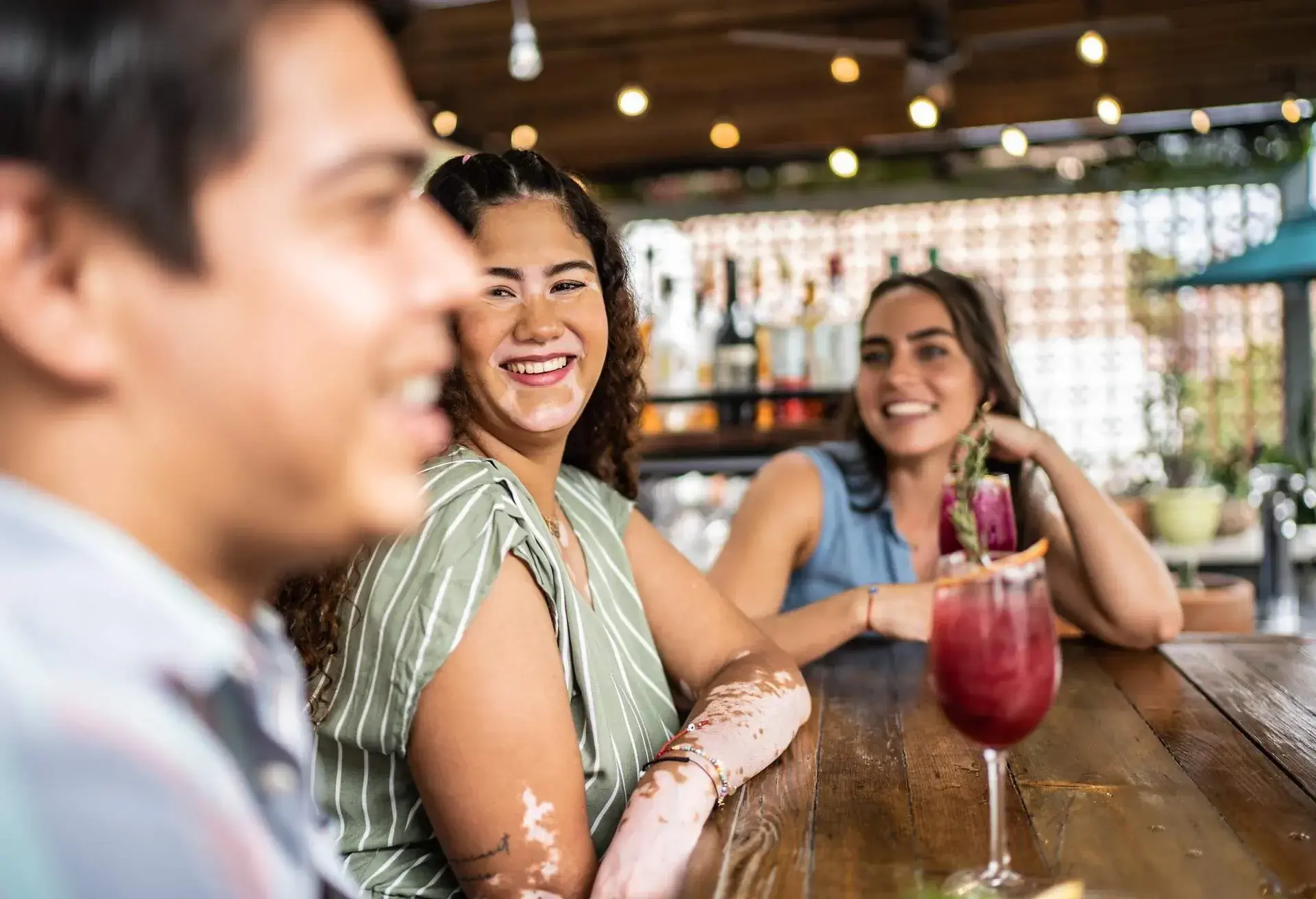 THEME_PEOPLE_MAN_WOMAN_DRINKING_BAR_COCKTAILS_GettyImages-1405279513