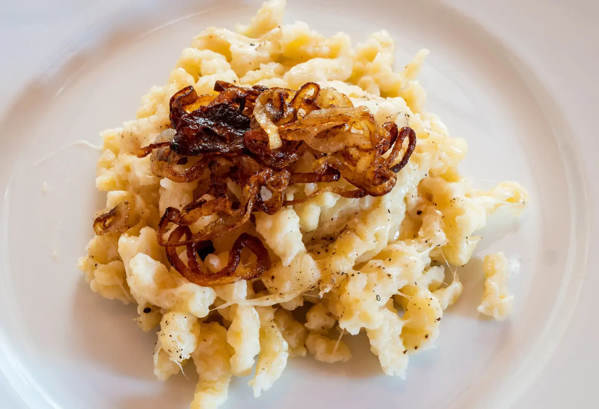 THEME_FOOD_GERMAN_Käsespätzle_GettyImages-1316901019