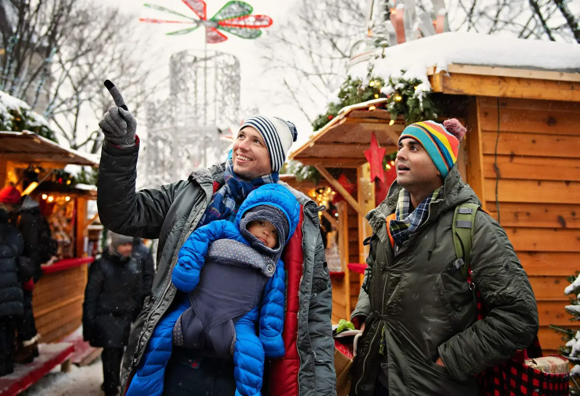 christmas_market_lgbtq-family