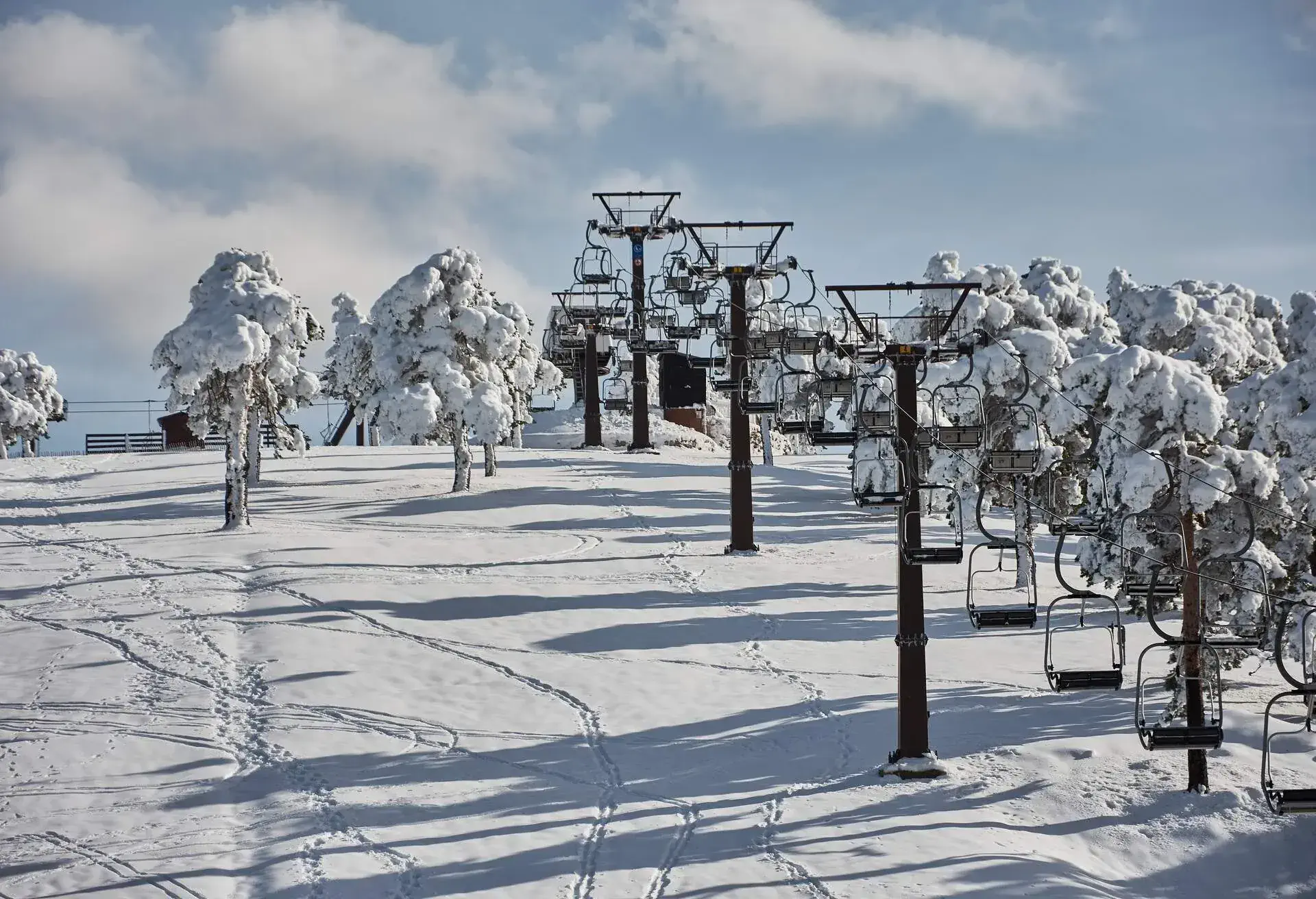 DEST_SPAIN_PUERTO_DE_NAVACERRADA_THEME_SKI_GettyImages-1171885668