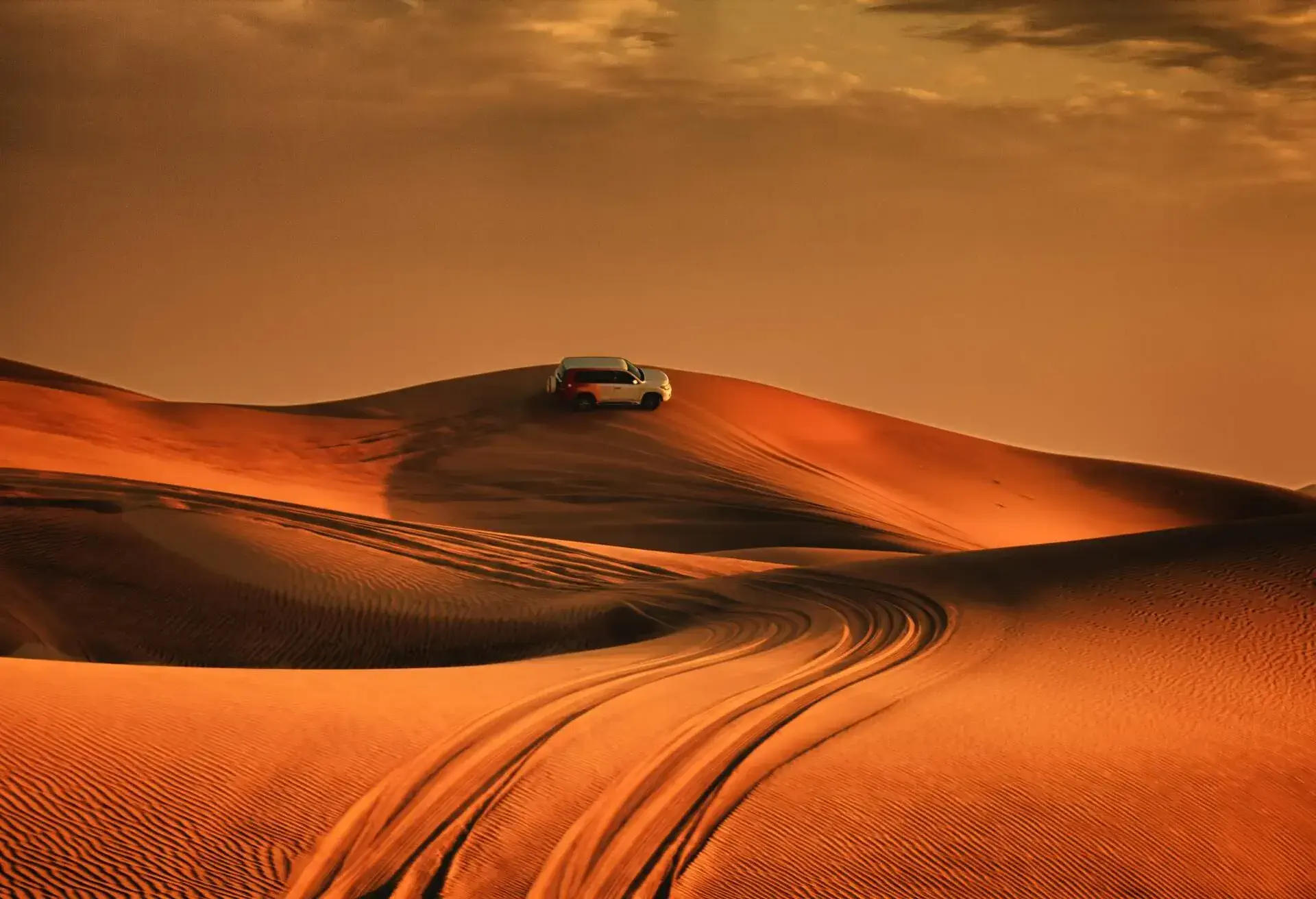 uae_dubai_desert_suv