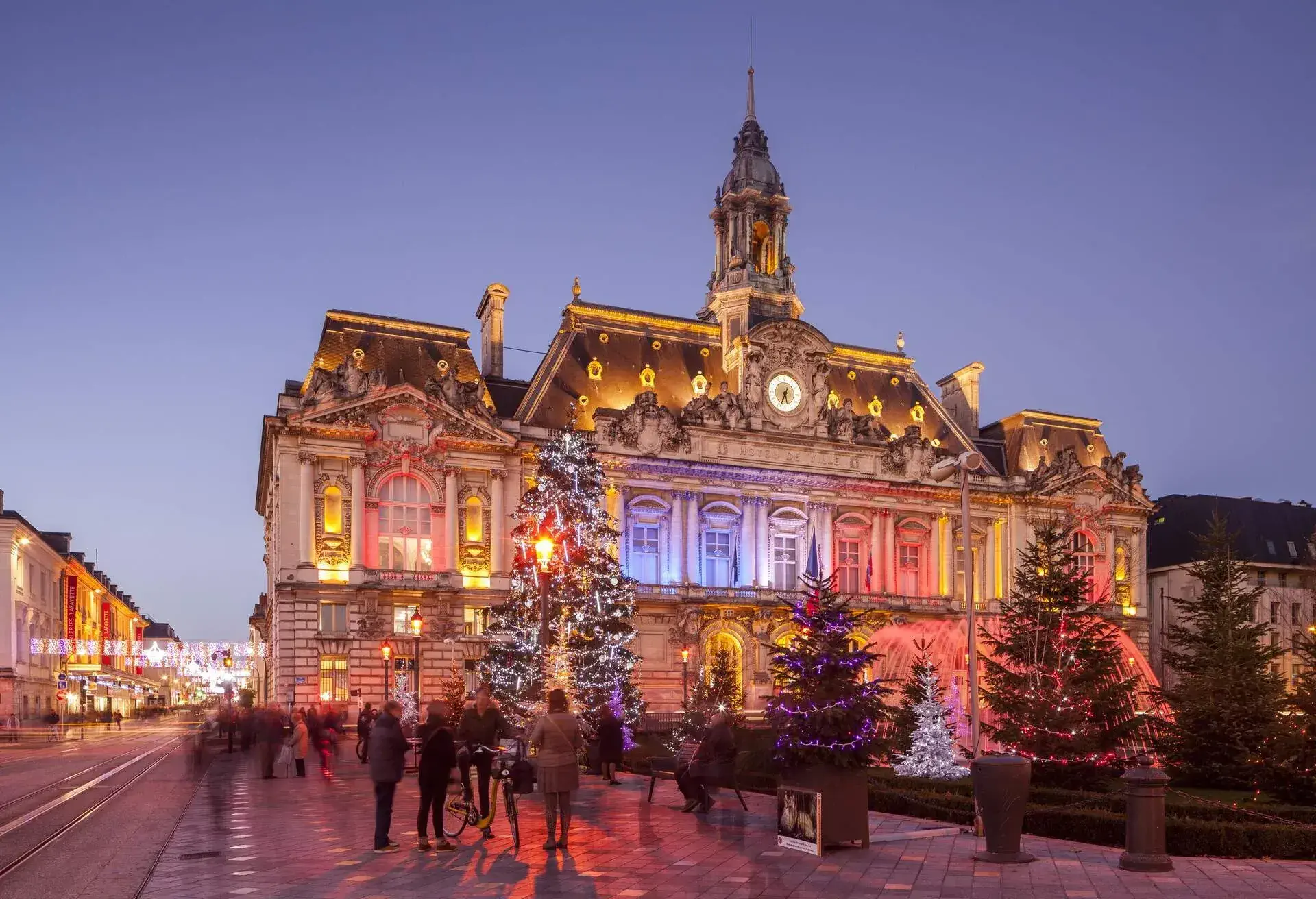 hotel de ville in paris during the christmas holiday