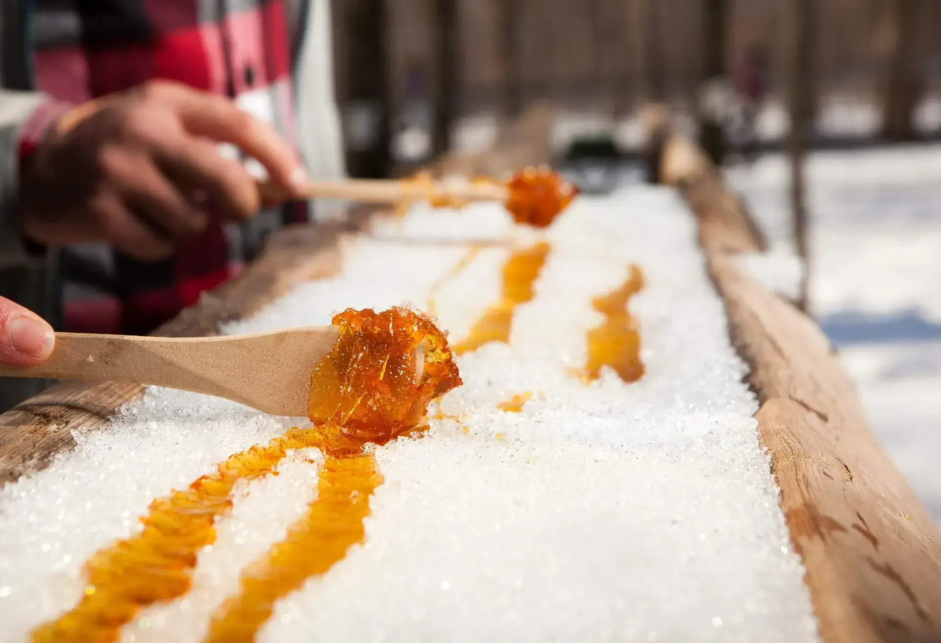 THEME_FOOD_CANADIAN_MAPLE_SYROP_SNOW_GettyImages-185243347