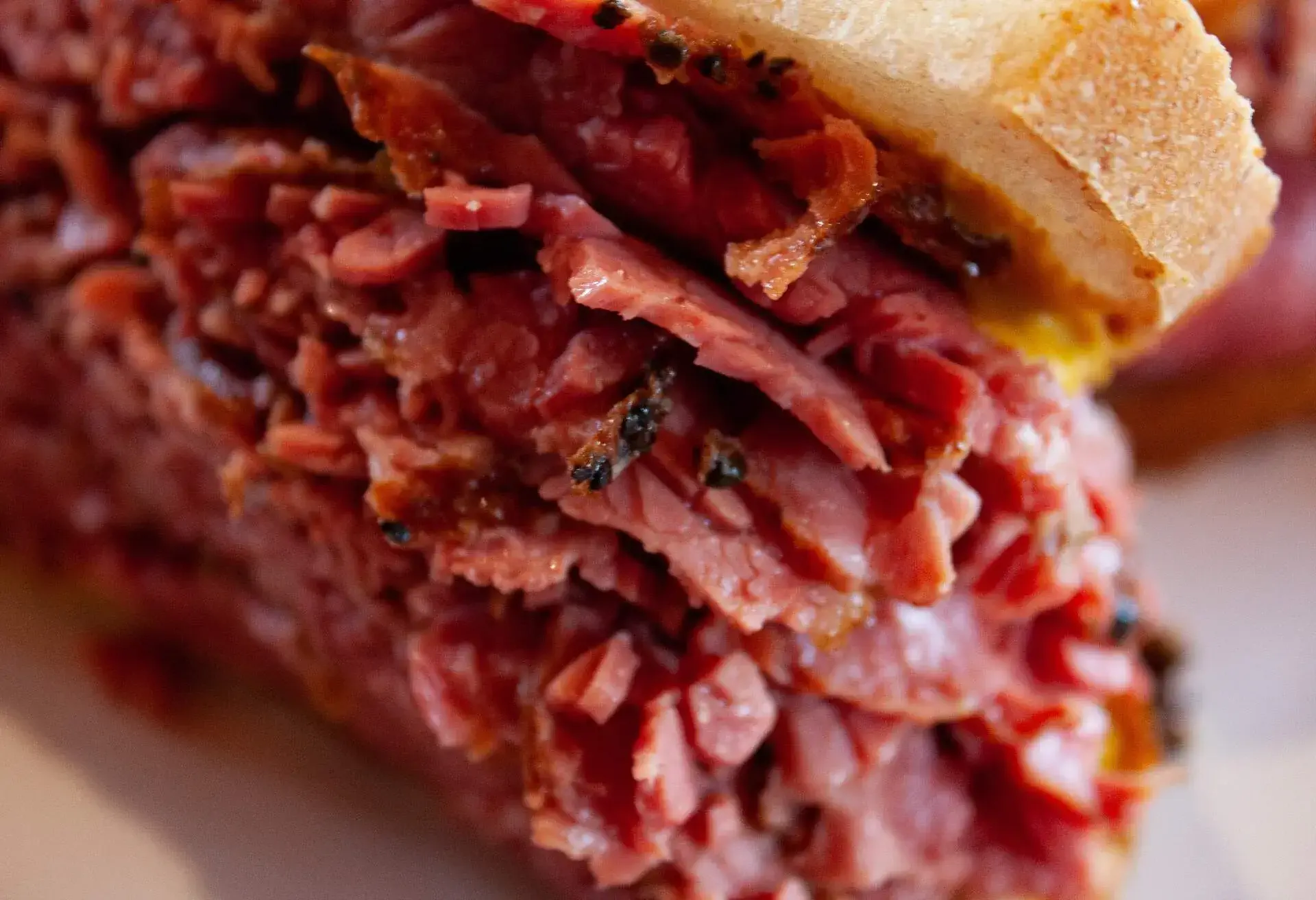 THEME_FOOD_CANADIAN_MONTREAL_SMOKED_MEAT_SANDWICH_GettyImages-1172066279