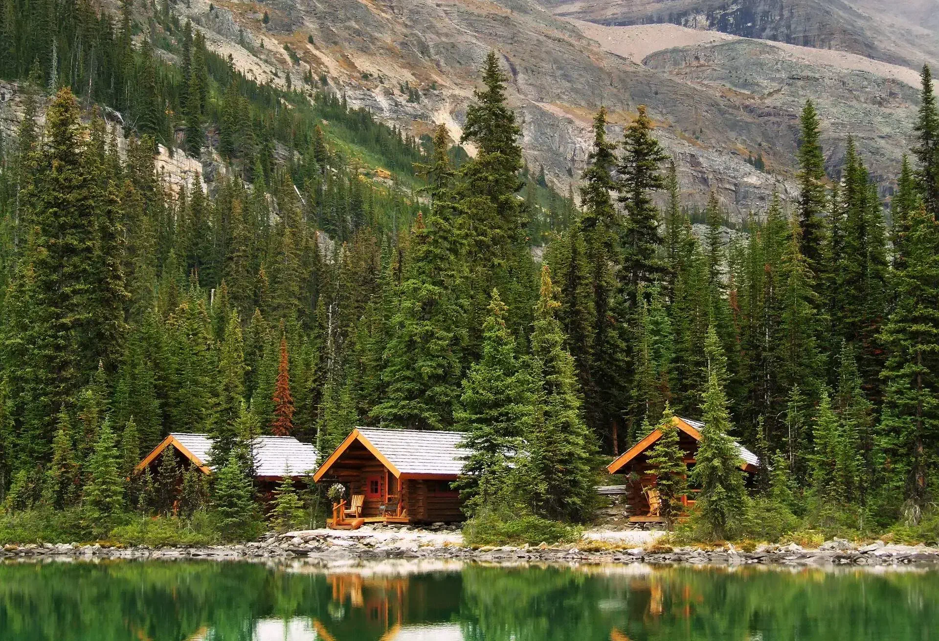 DEST_CANADA_BRITISH-COLUMBIA_YOHO-NATIONAL-PARK_LAKE-OHARA_THEME_VACATION-HOME_RENTAL_VACATION_CABIN_MOUNTAINS-shutterstock-portfolio_511076977