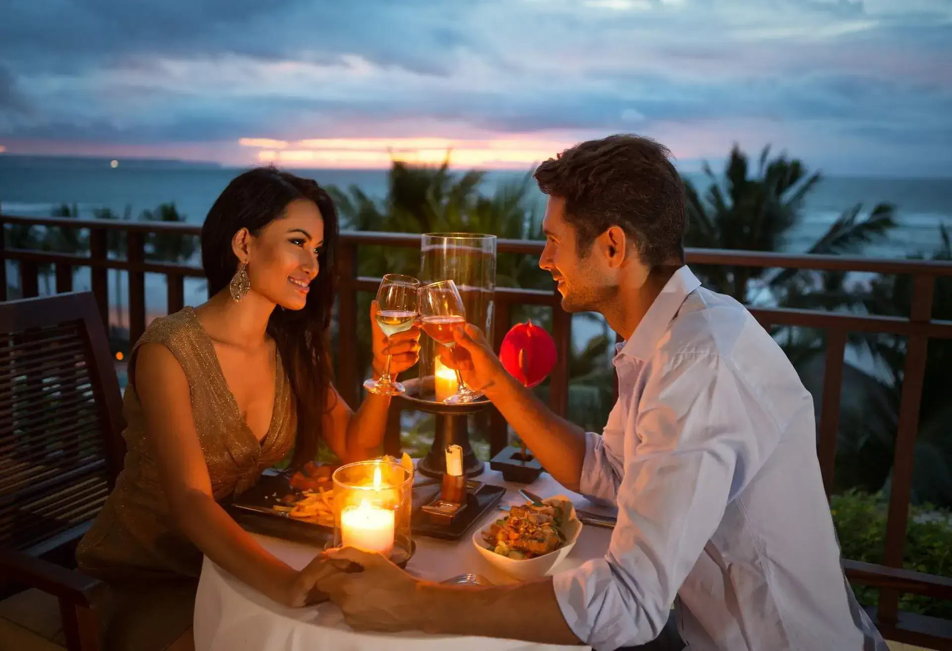 PEOPLE_COUPLE_HAVING_DINNER