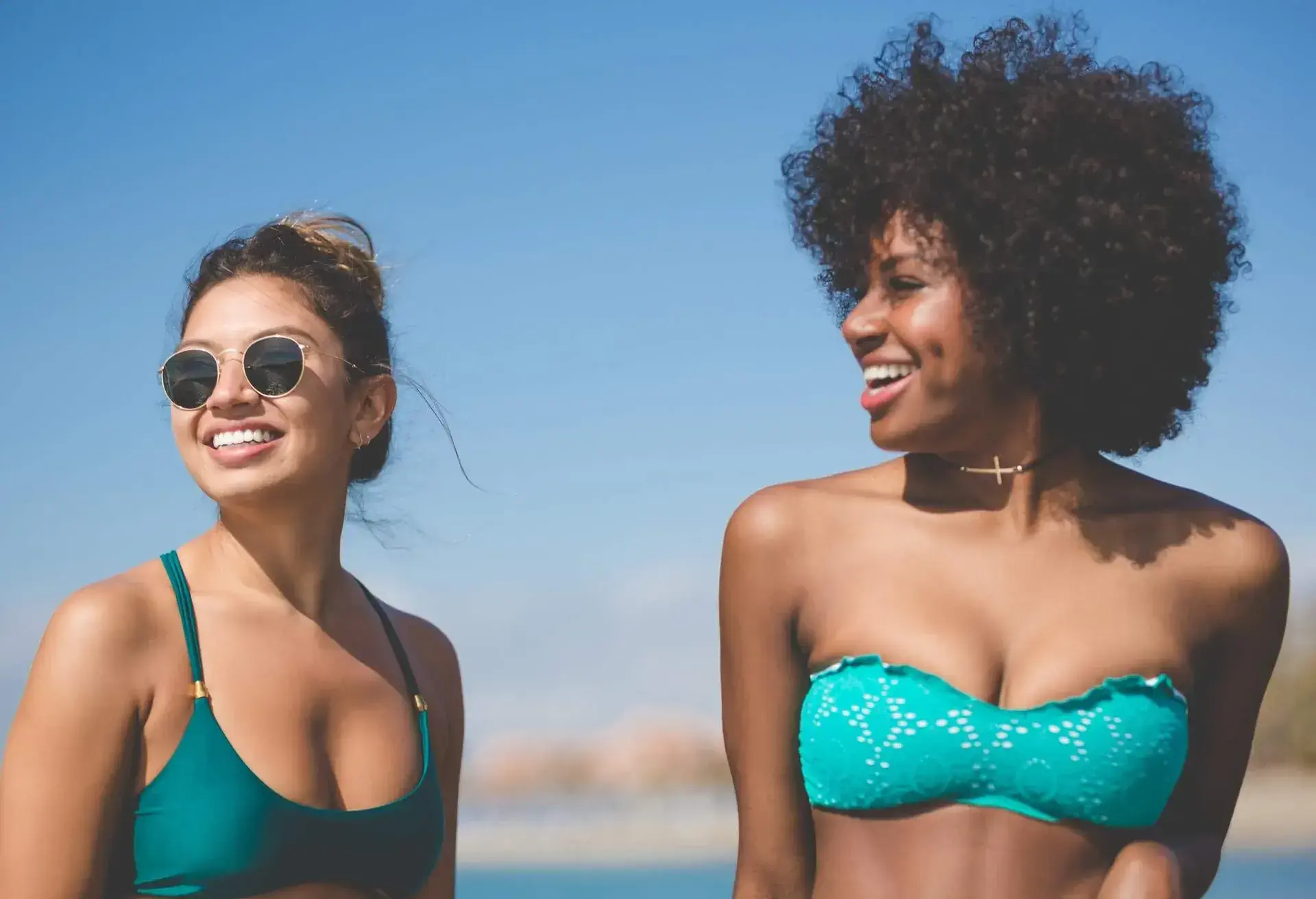 THEME_BEACH_PEOPLE-FRIENDS_GettyImages-825870734