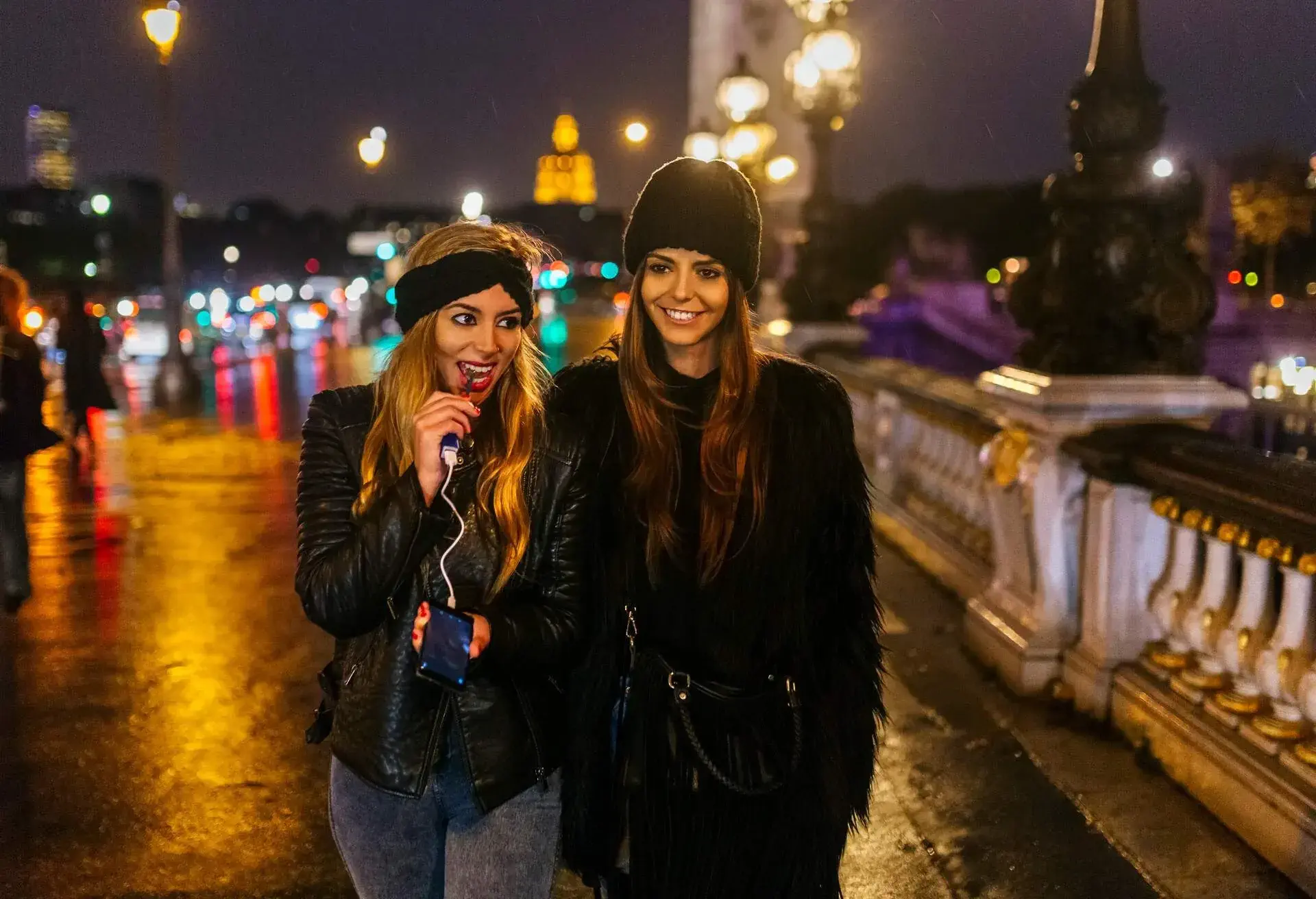 DEST_FRANCE_PARIS_PEOPLE_WOMEN_BRIDGE_WINTER_GettyImages-691048531