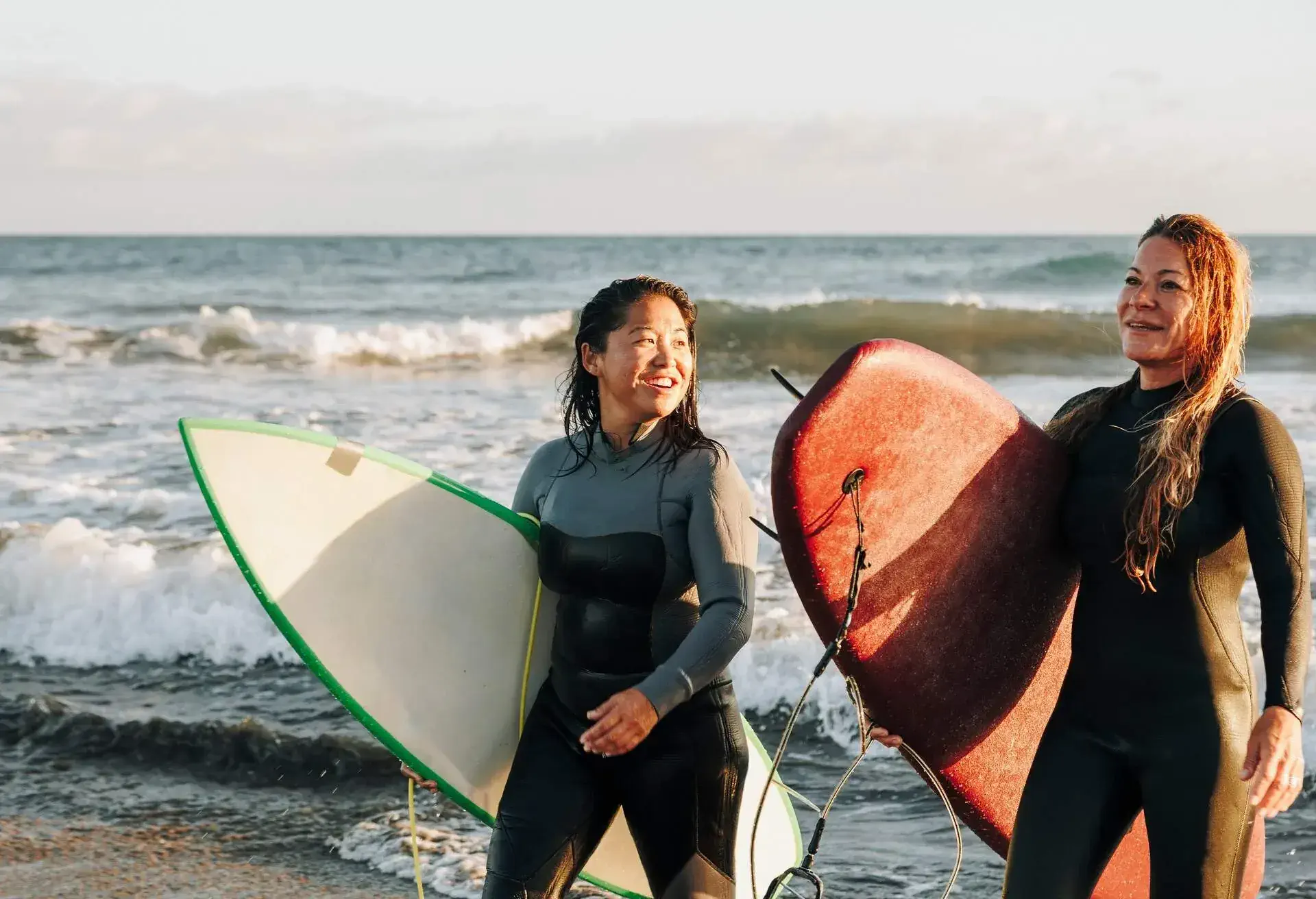 DEST_CANARY_ISLANDS_GRAN-CANARIA_THEME_SURFING_PEOPLE_WOMEN_GettyImages-1372515994