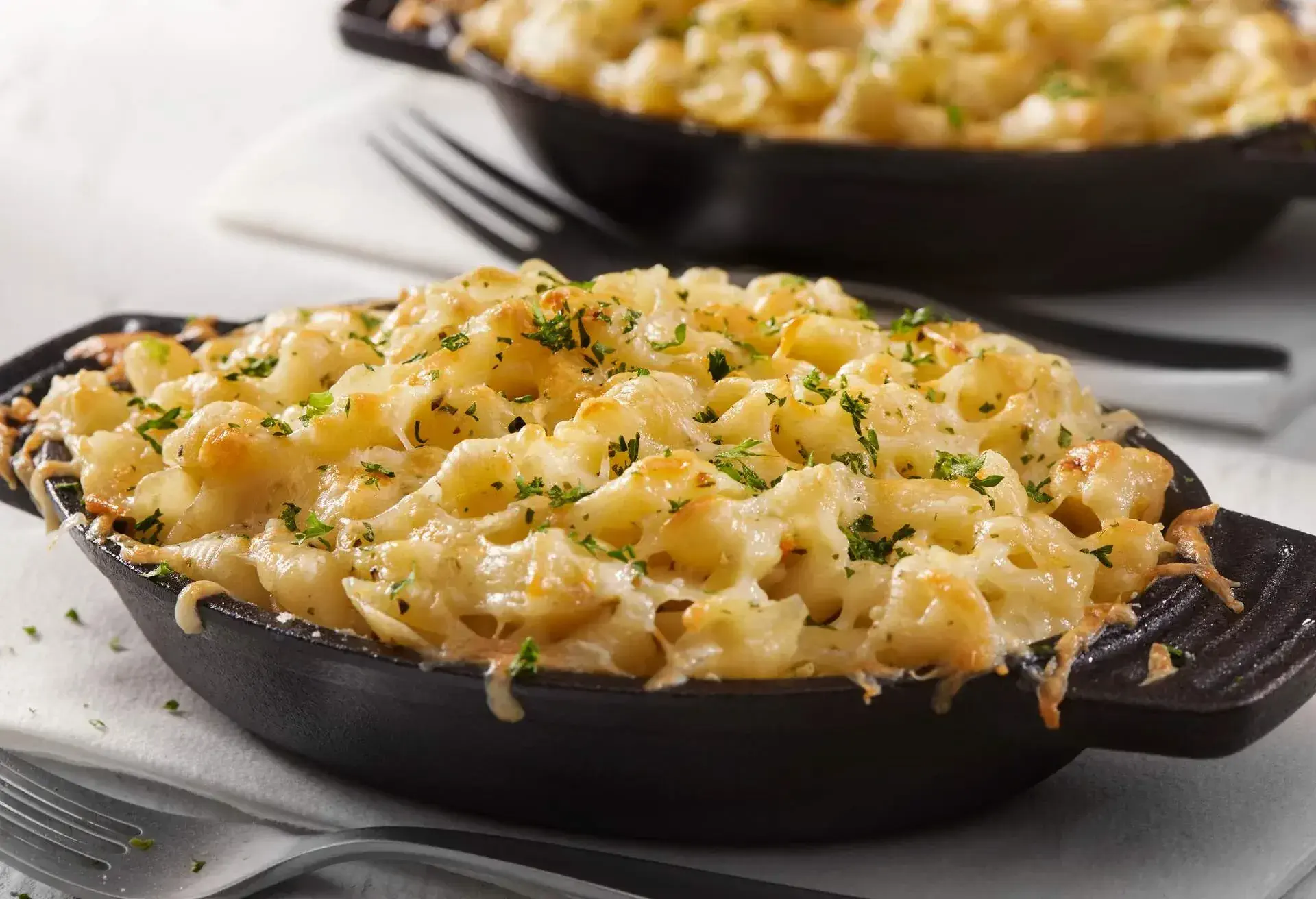 THEME_FOOD_AMERICAN_MAC_AND_CHEESE_GettyImages-1392622615